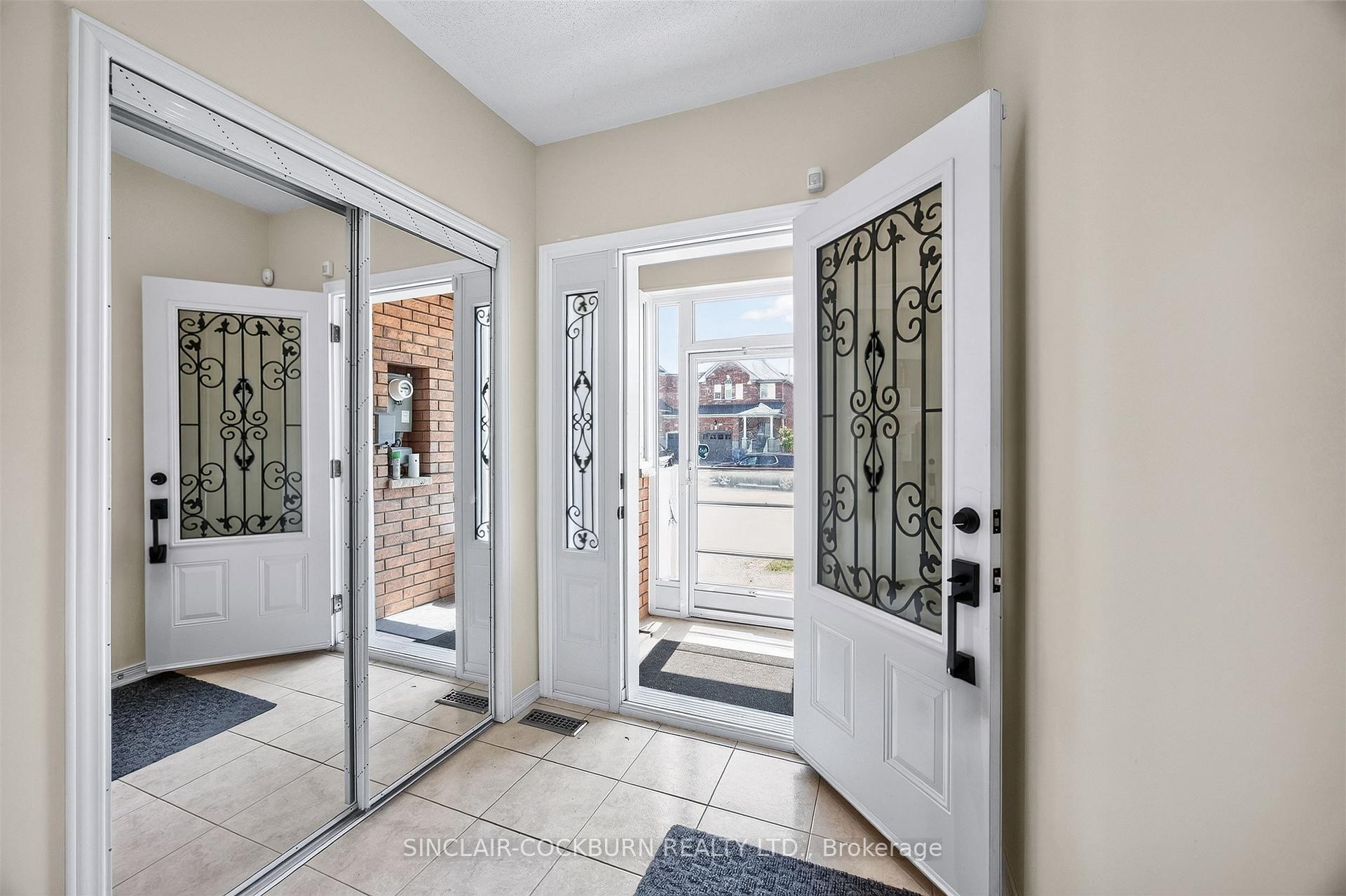 Photo 3 of 14 Barr Crescent, Aurora, Bayview Northeast — HOMEH