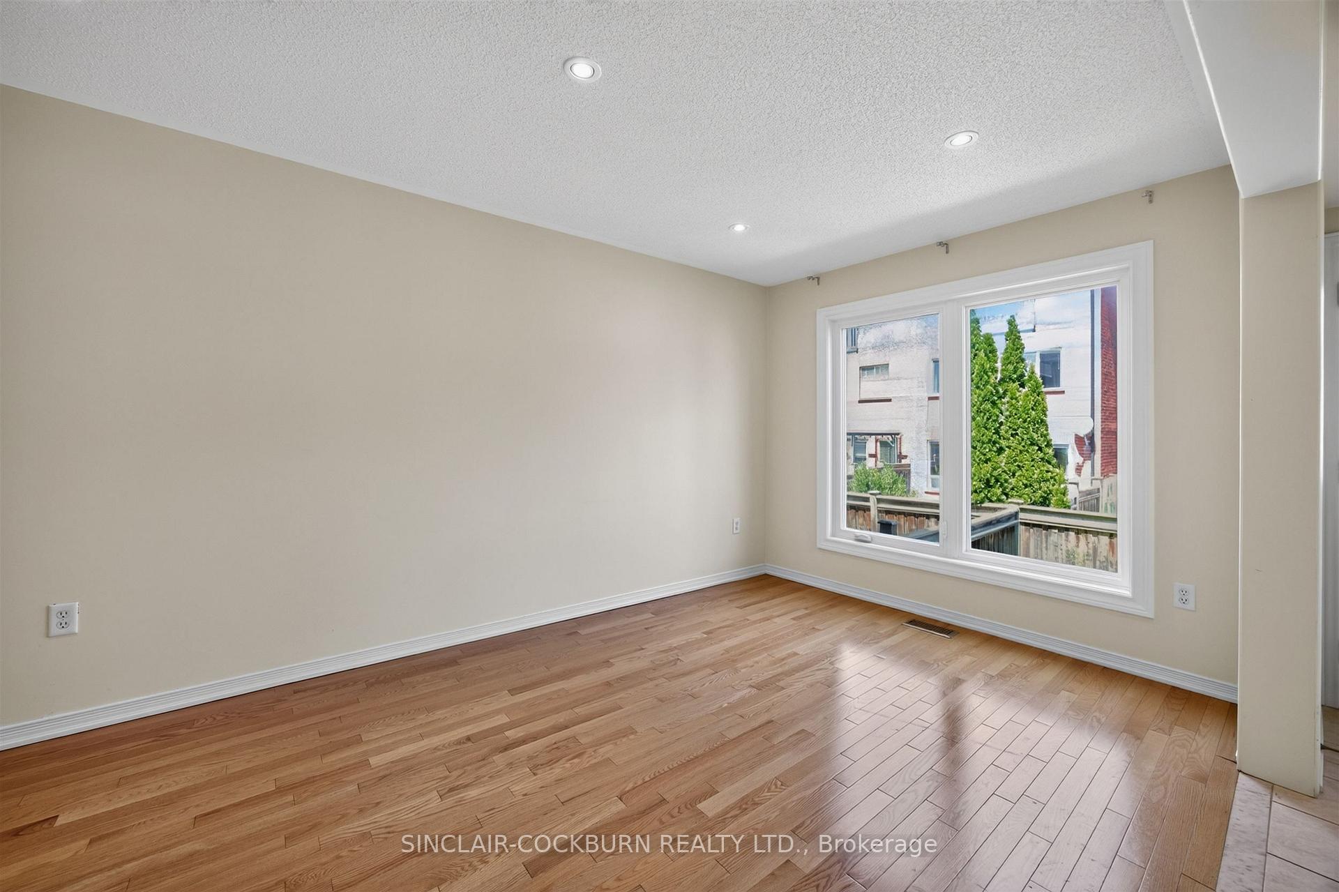 Photo 8 of 14 Barr Crescent, Aurora, Bayview Northeast — HOMEH