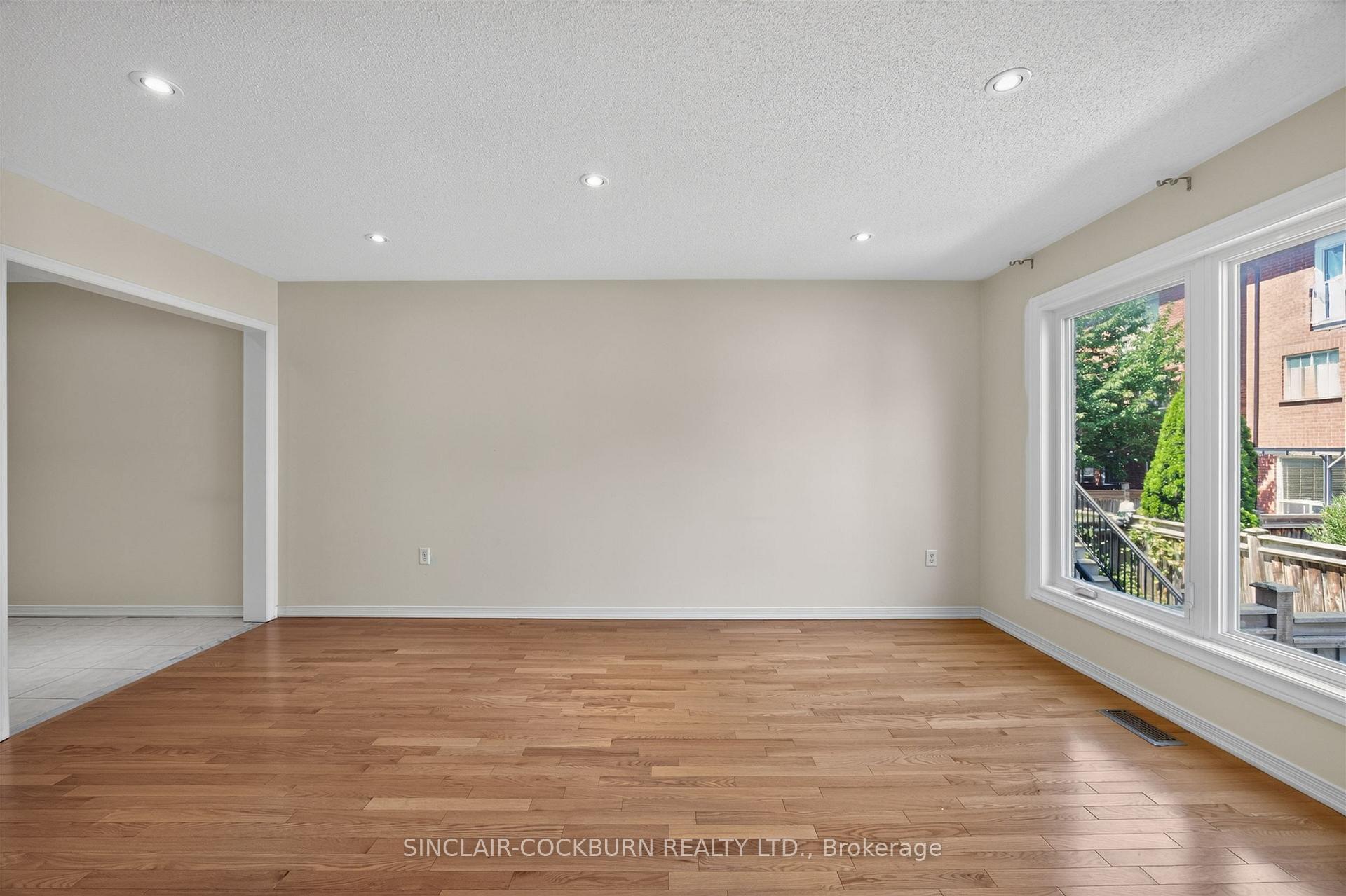 Photo 9 of 14 Barr Crescent, Aurora, Bayview Northeast — HOMEH