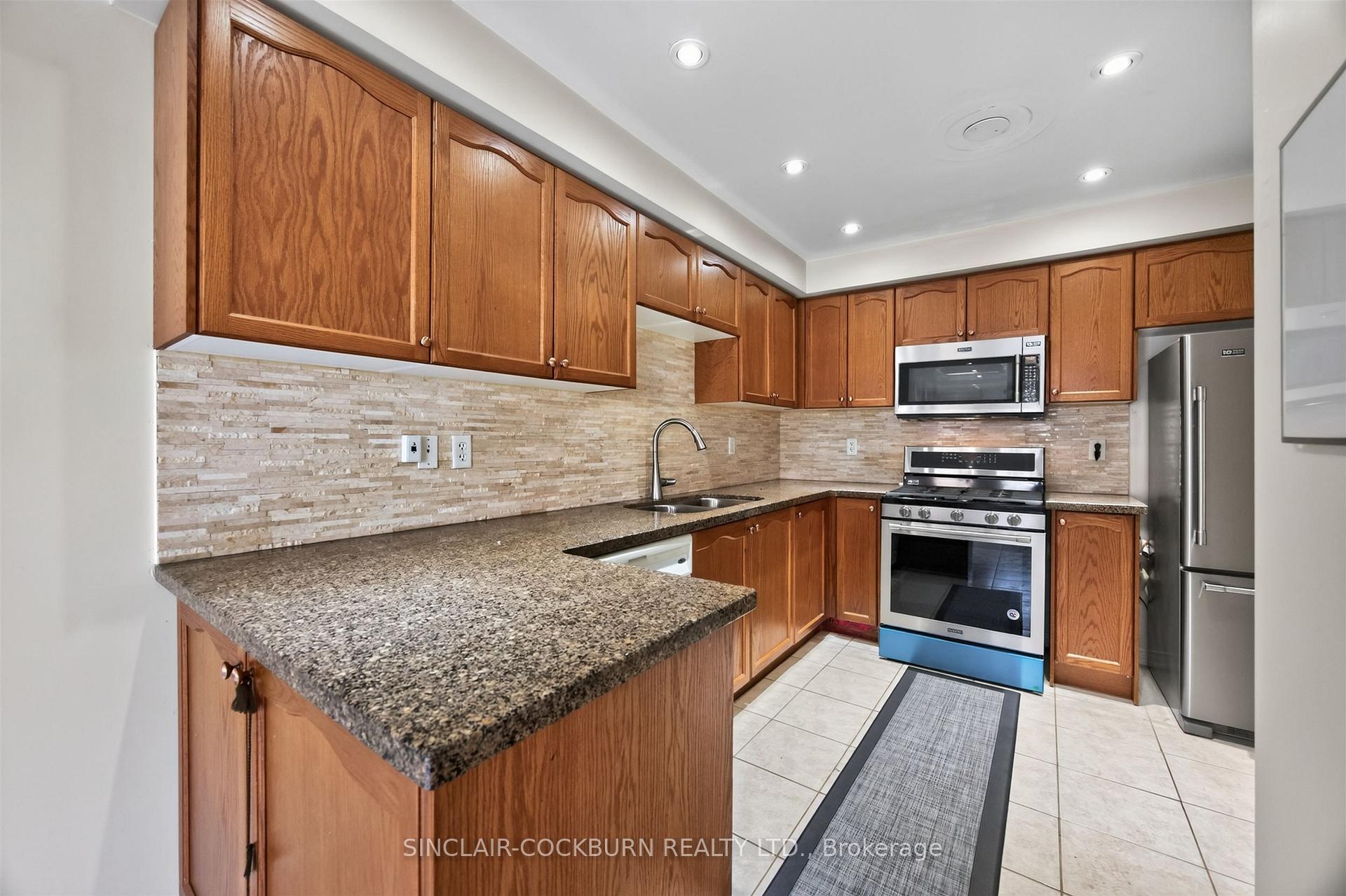 Photo 12 of 14 Barr Crescent, Aurora, Bayview Northeast — HOMEH