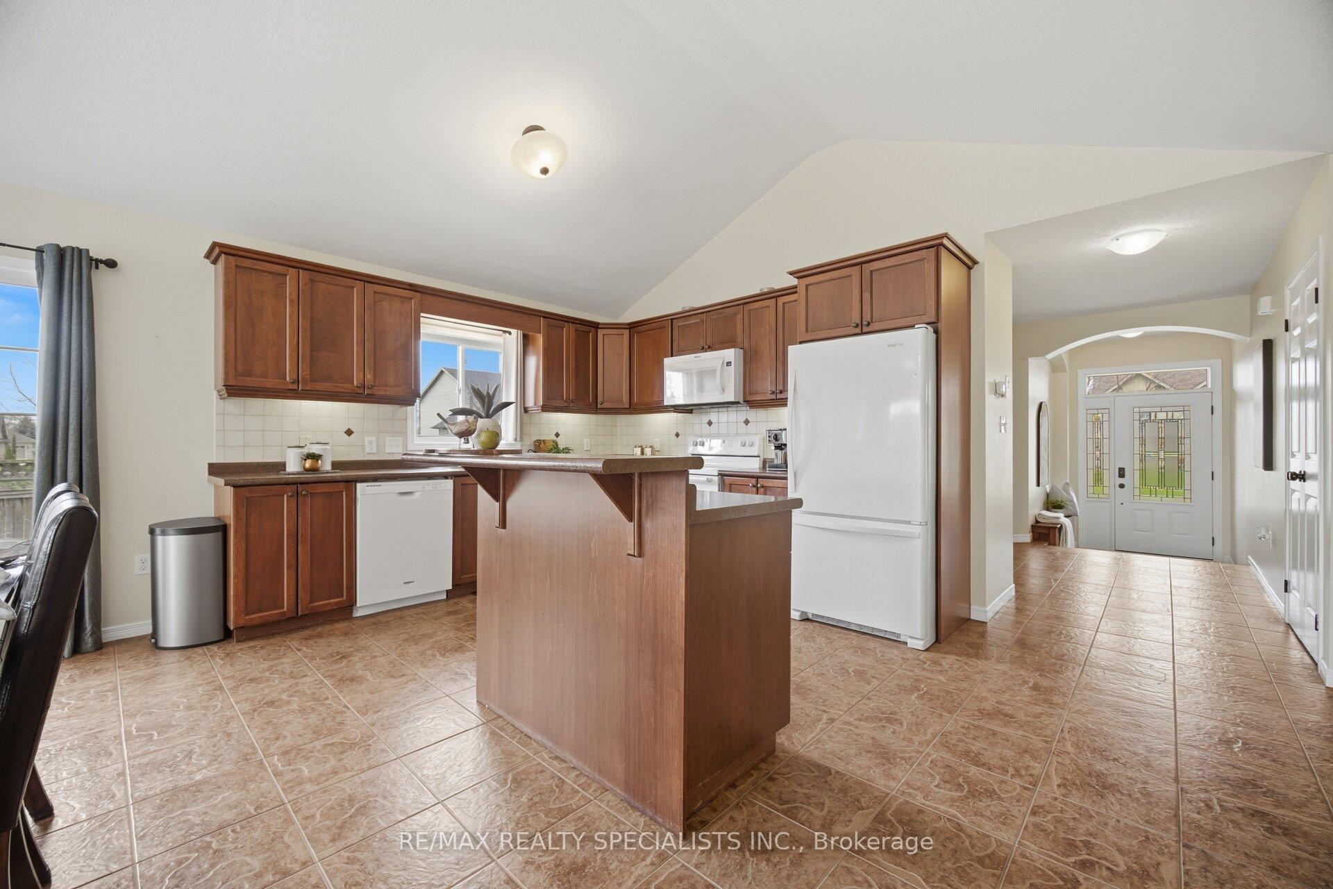 Photo 8 of 650 Reid Crescent, North Perth, Listowel — HOMEH