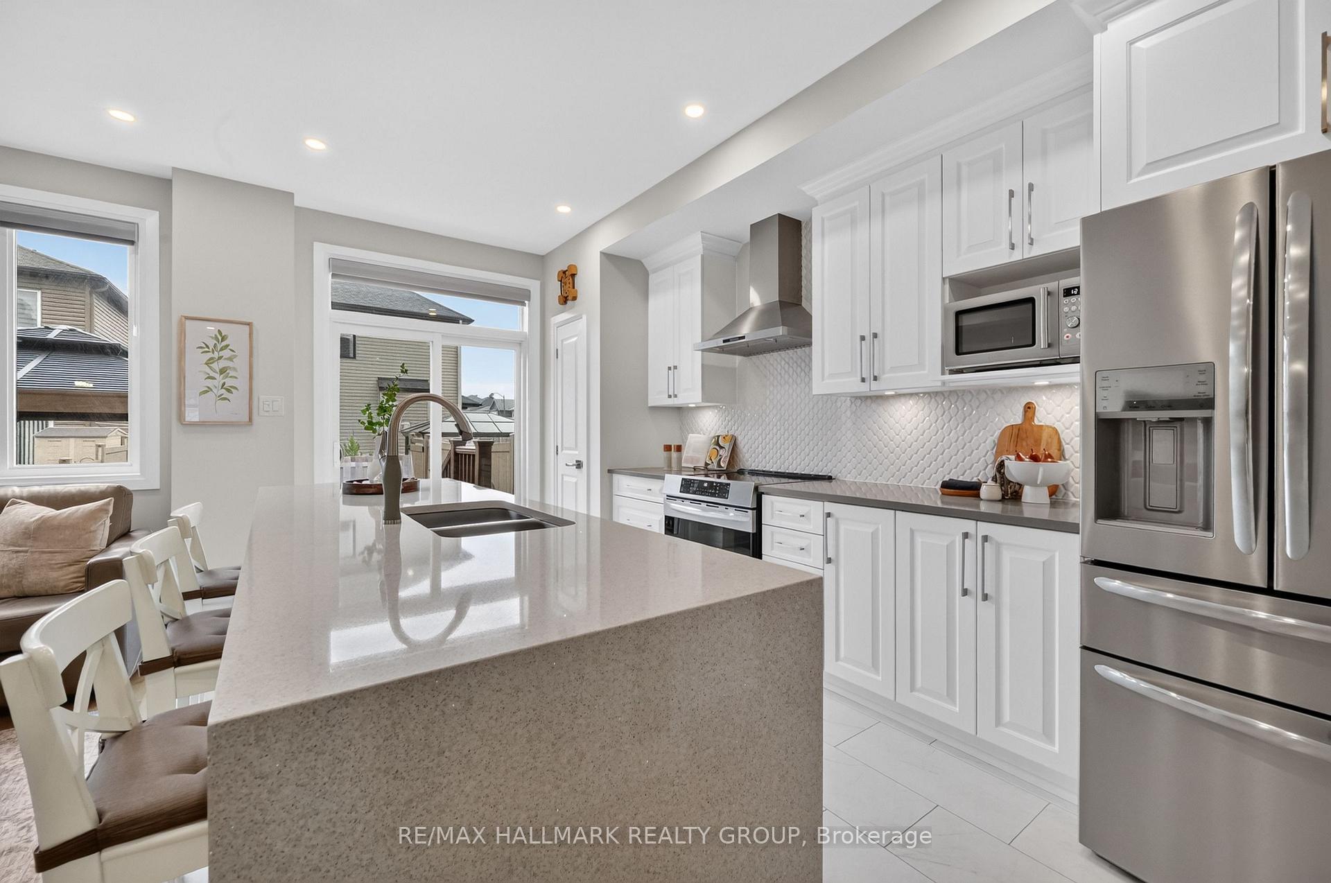 Photo 3 of 102 Aquarium Avenue, Ottawa, Avalon West — HOMEH