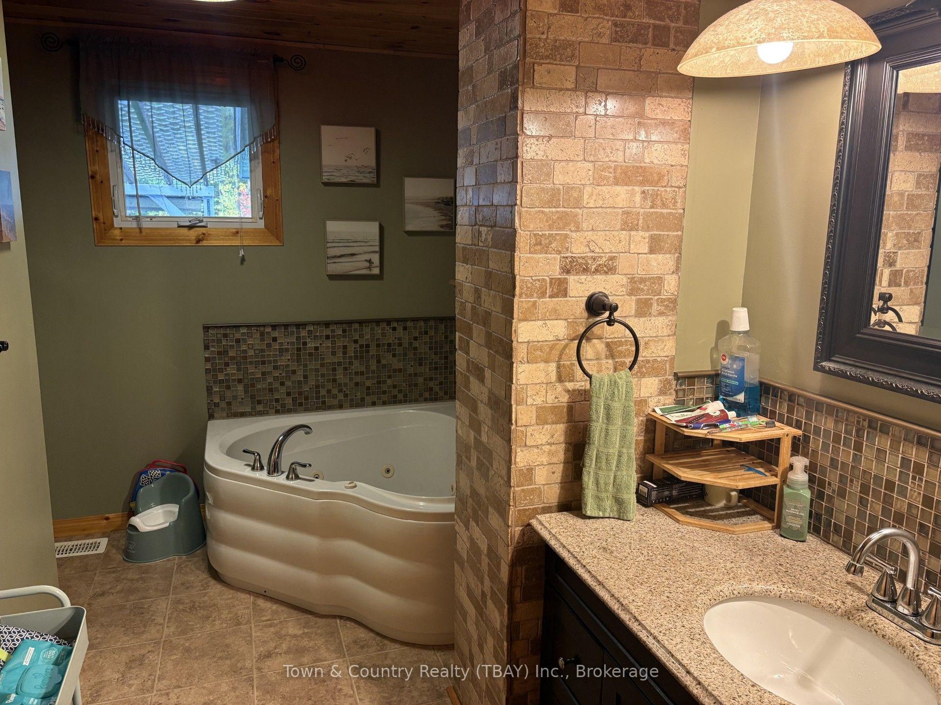 Photo 10 of 138 Road 5 S, Thunder Bay, East End — HOMEH