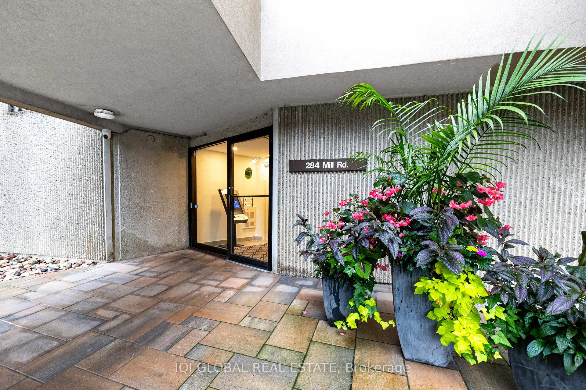 Photo 2 of Unit C2, 284 Mill Road, Etobicoke, Markland Wood — HOMEH