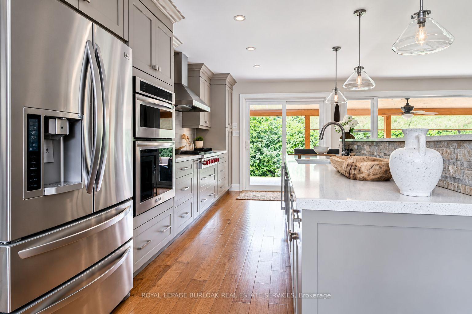 Photo 8 of 896 Eagle Drive, Burlington, LaSalle — HOMEH