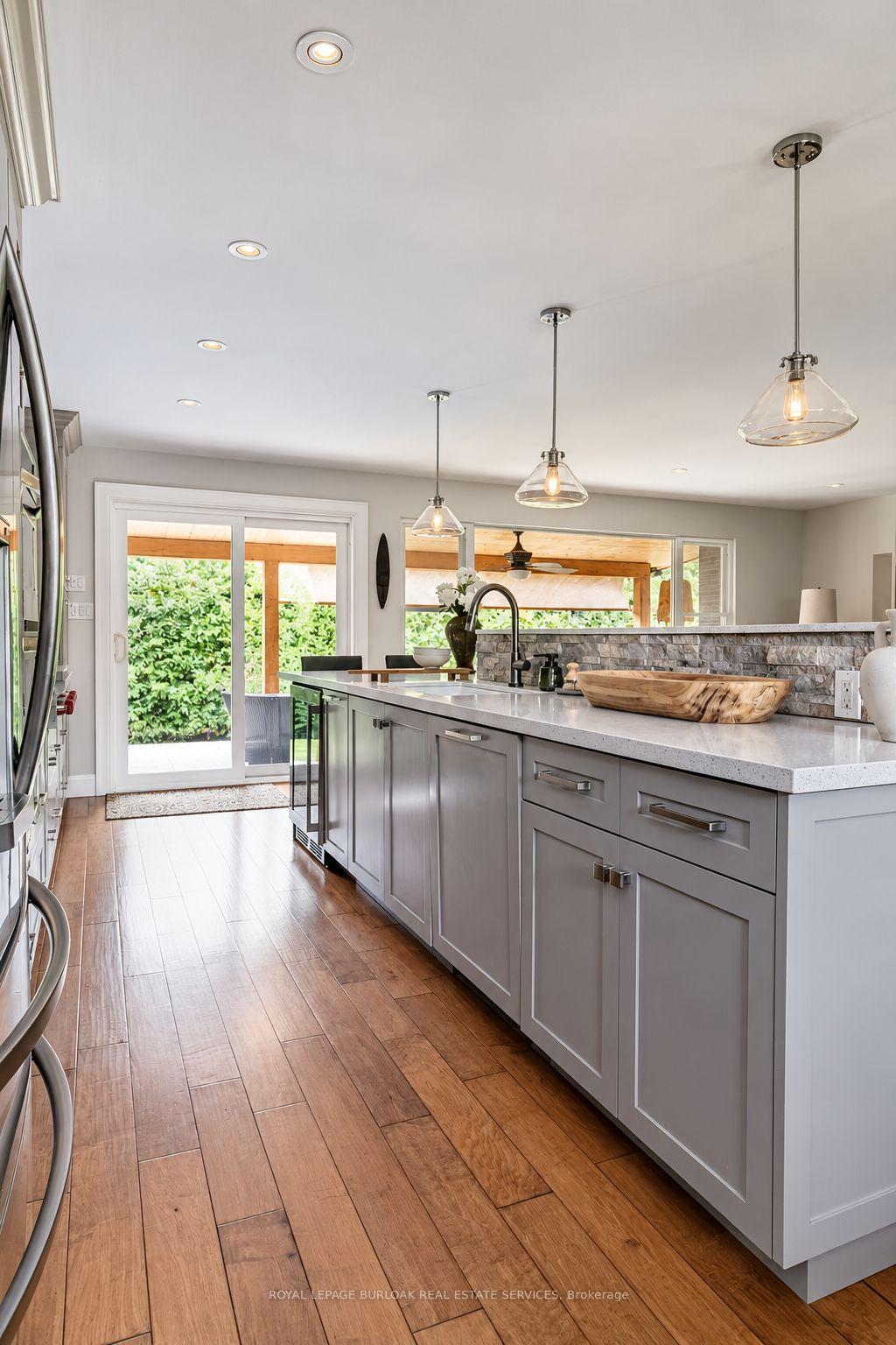 Photo 9 of 896 Eagle Drive, Burlington, LaSalle — HOMEH