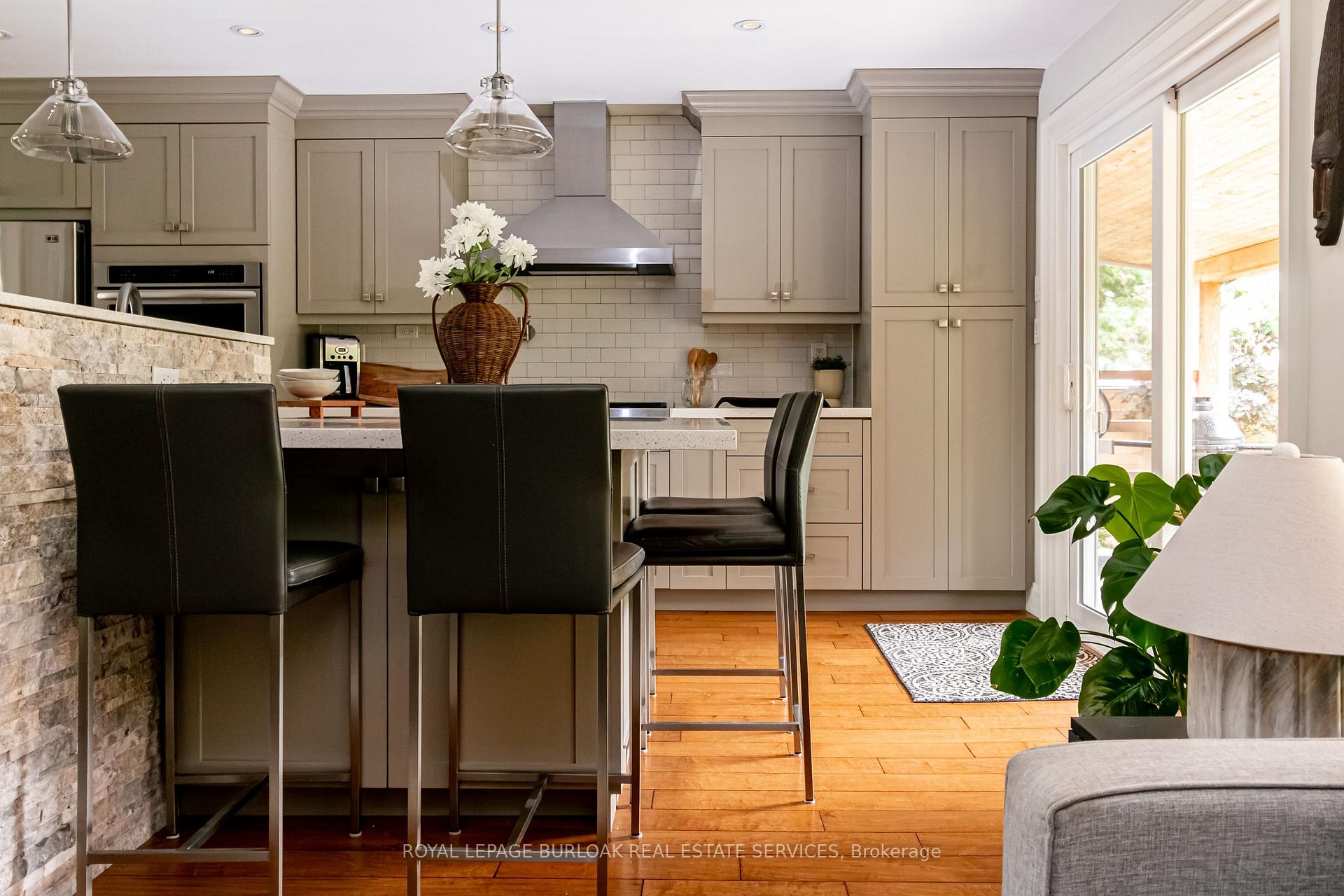 Photo 10 of 896 Eagle Drive, Burlington, LaSalle — HOMEH