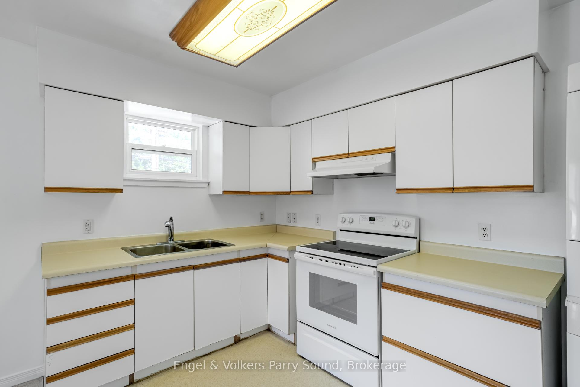 Photo 10 of 128 Isabella Street, Parry Sound — HOMEH