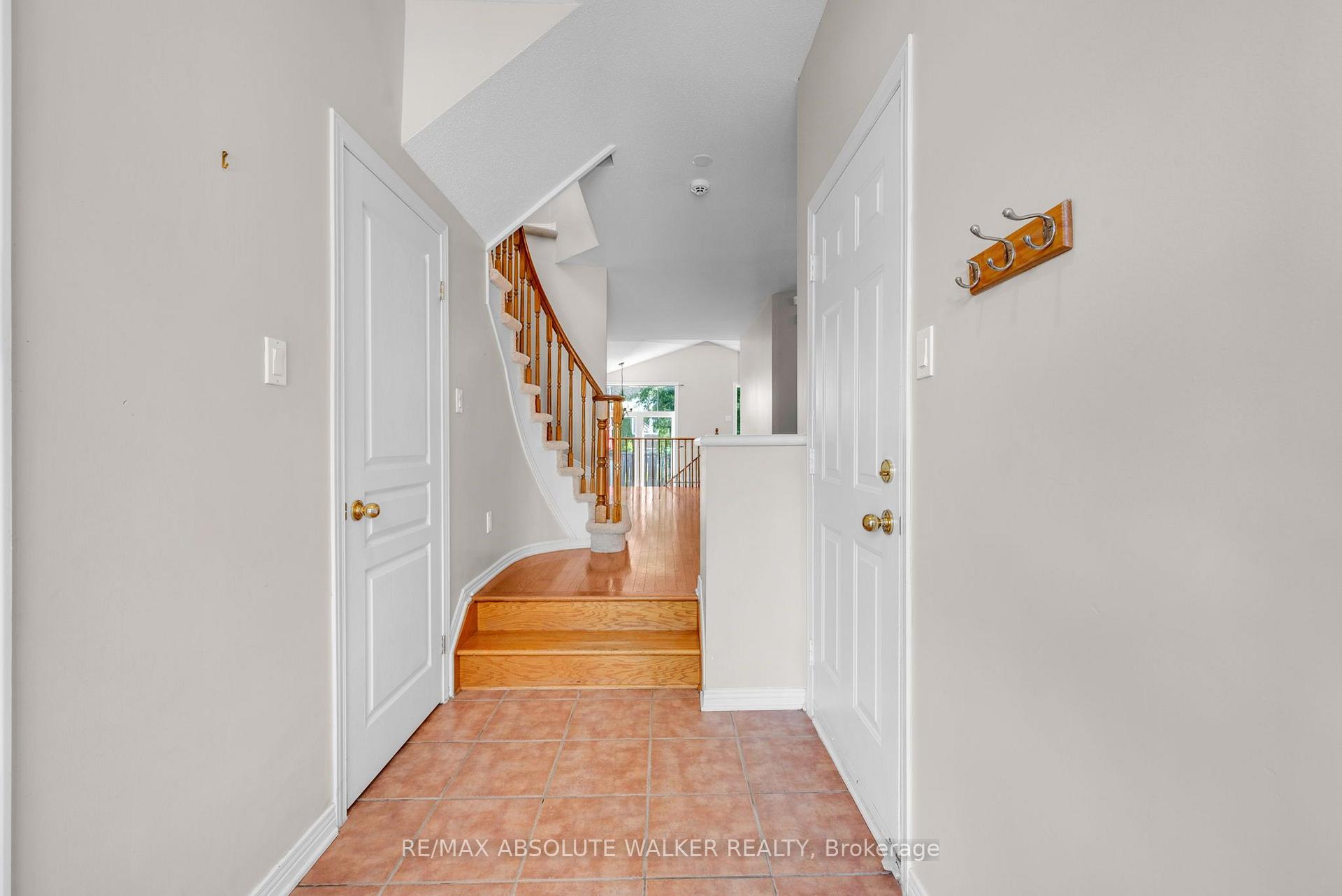 Photo 2 of 664 Wild Shore Crescent, Ottawa, Riverside South/Gloucester Glen — HOMEH