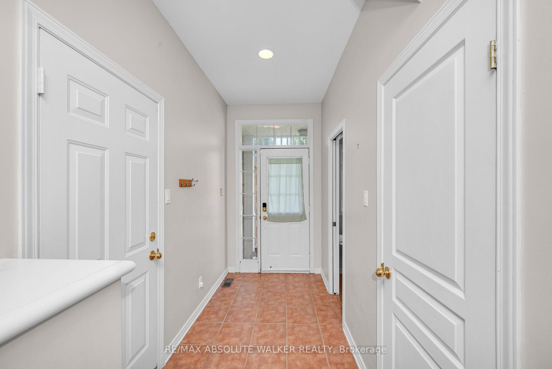 Photo 3 of 664 Wild Shore Crescent, Ottawa, Riverside South/Gloucester Glen — HOMEH