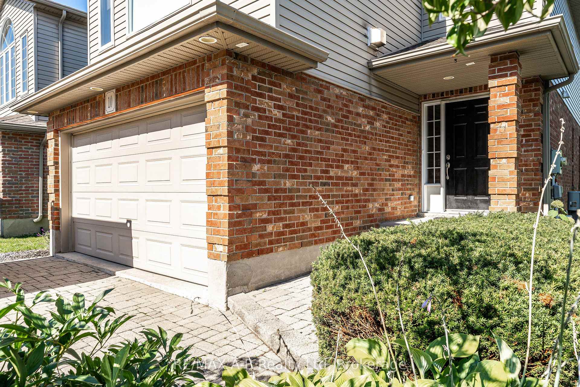 Photo 2 of 10 Buckingham Drive, Stratford — HOMEH