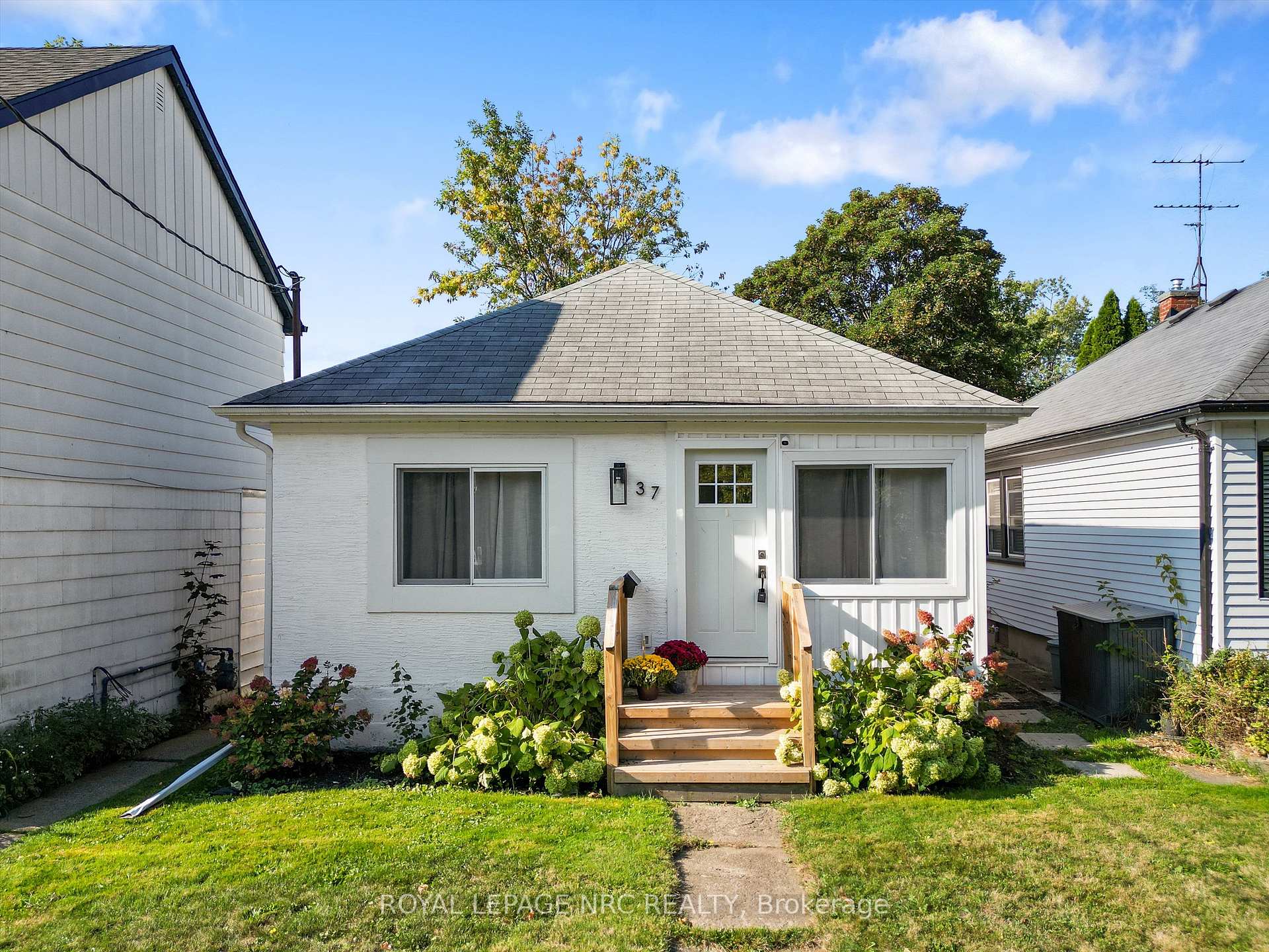 Photo 3 of 37 Lock Street, St. Catharines, Port Dalhousie — HOMEH