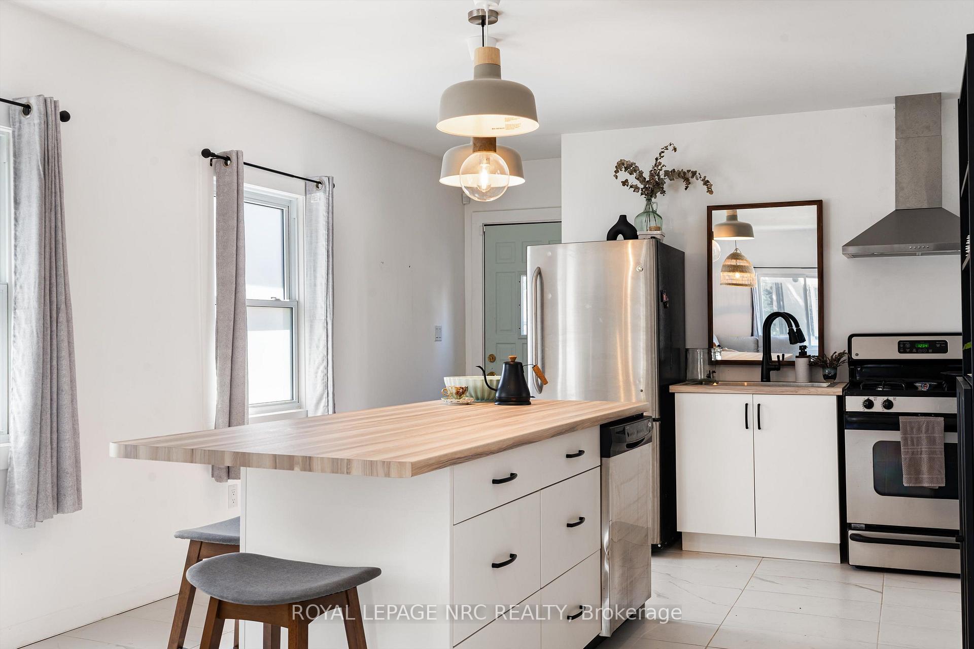 Photo 14 of 37 Lock Street, St. Catharines, Port Dalhousie — HOMEH