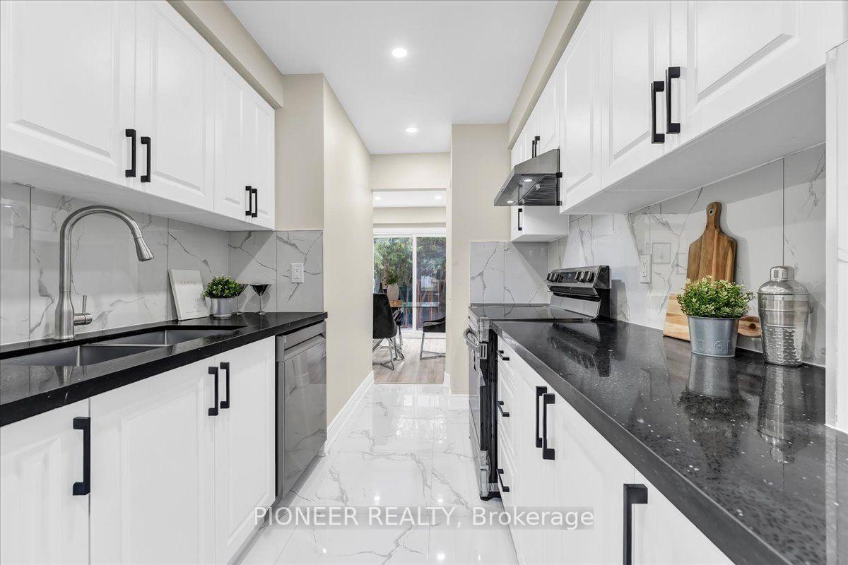 Photo 13 of 22 Wolverton Crescent, Brampton, Central Park — HOMEH