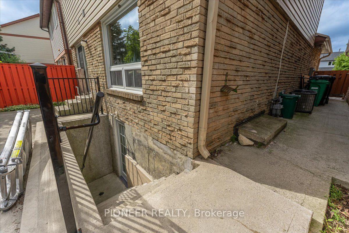 Photo 38 of 22 Wolverton Crescent, Brampton, Central Park — HOMEH