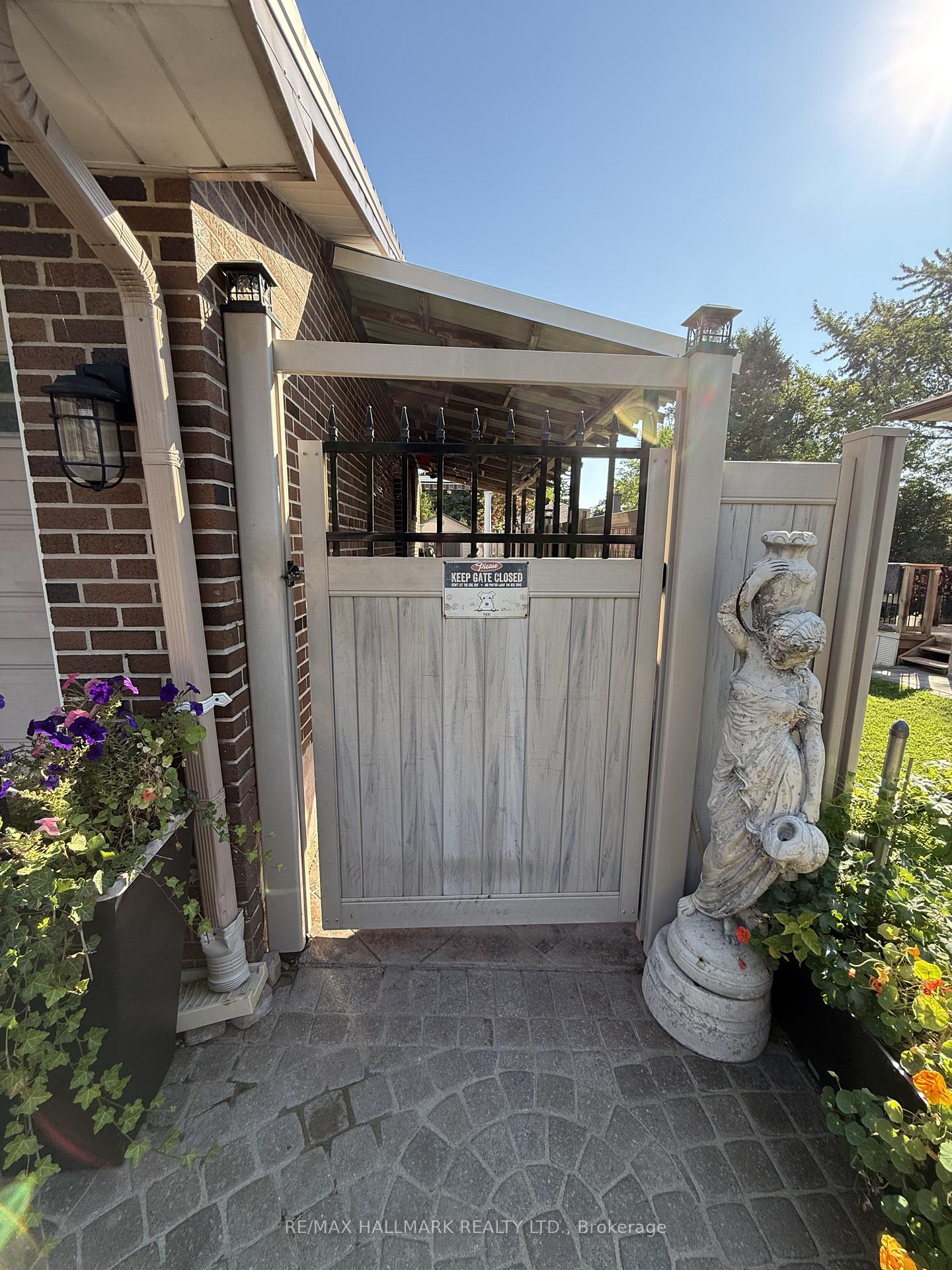 Photo 2 of 43 Galloway Road, Scarborough, Guildwood — HOMEH