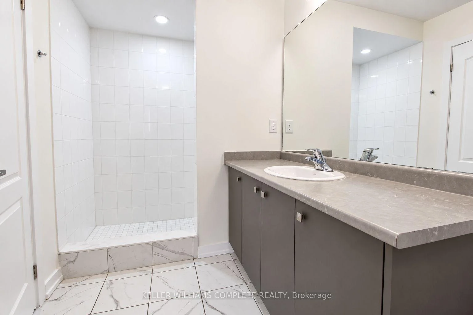 Photo 34 of 38 Lilac Circle, Haldimand — HOMEH