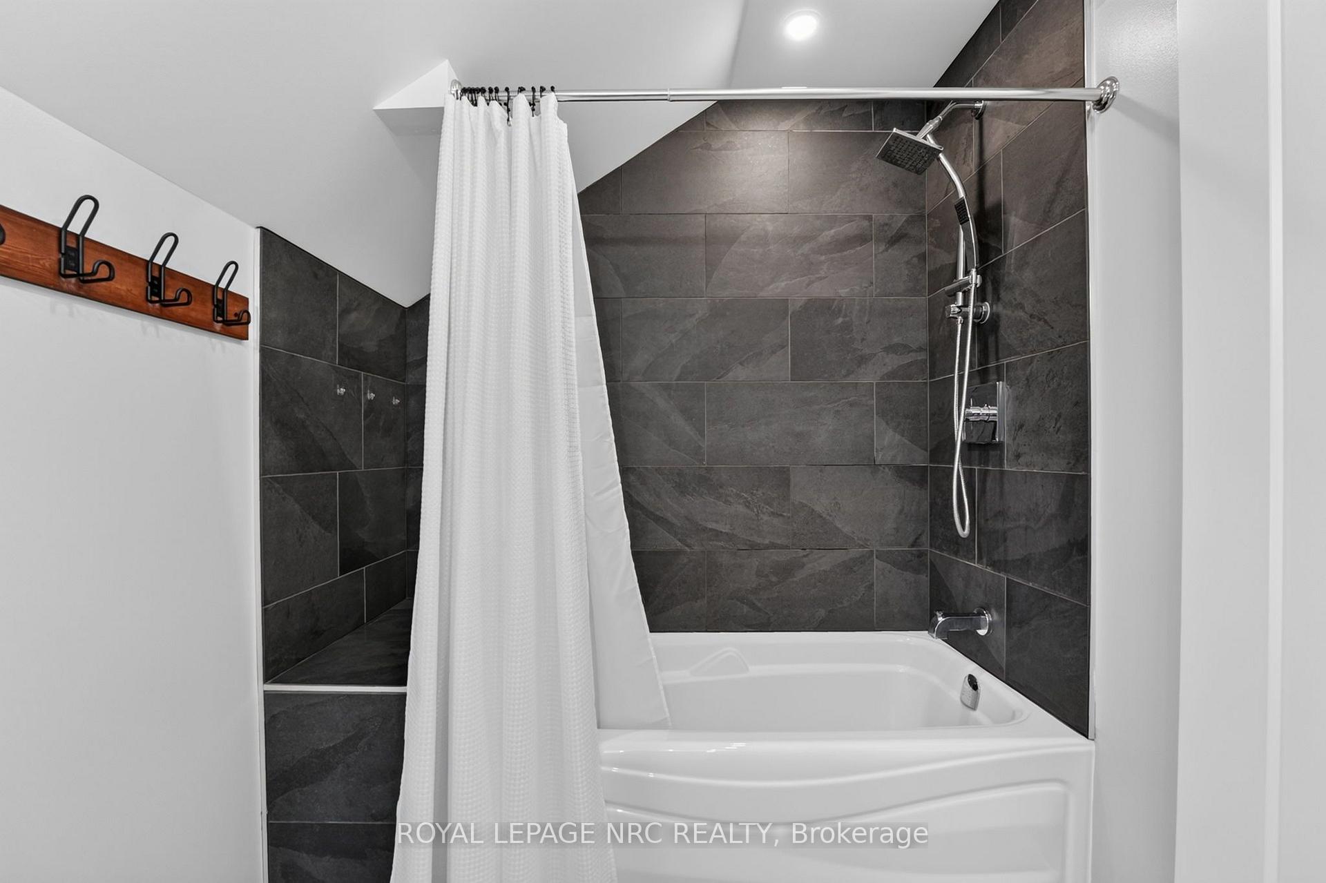 Photo 16 of 26 Lyndon Street W, Thorold, Thorold Downtown — HOMEH