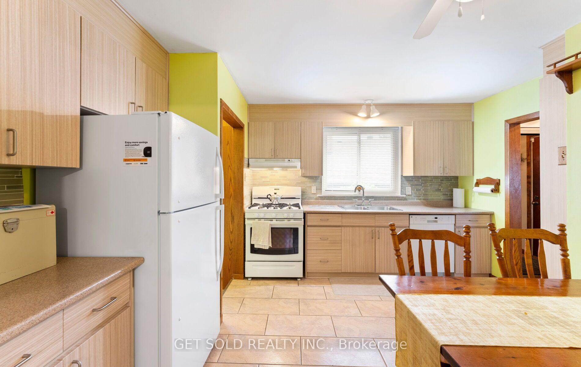 Photo 11 of 22 Almayo Crescent, Etobicoke, West Humber-Clairville — HOMEH