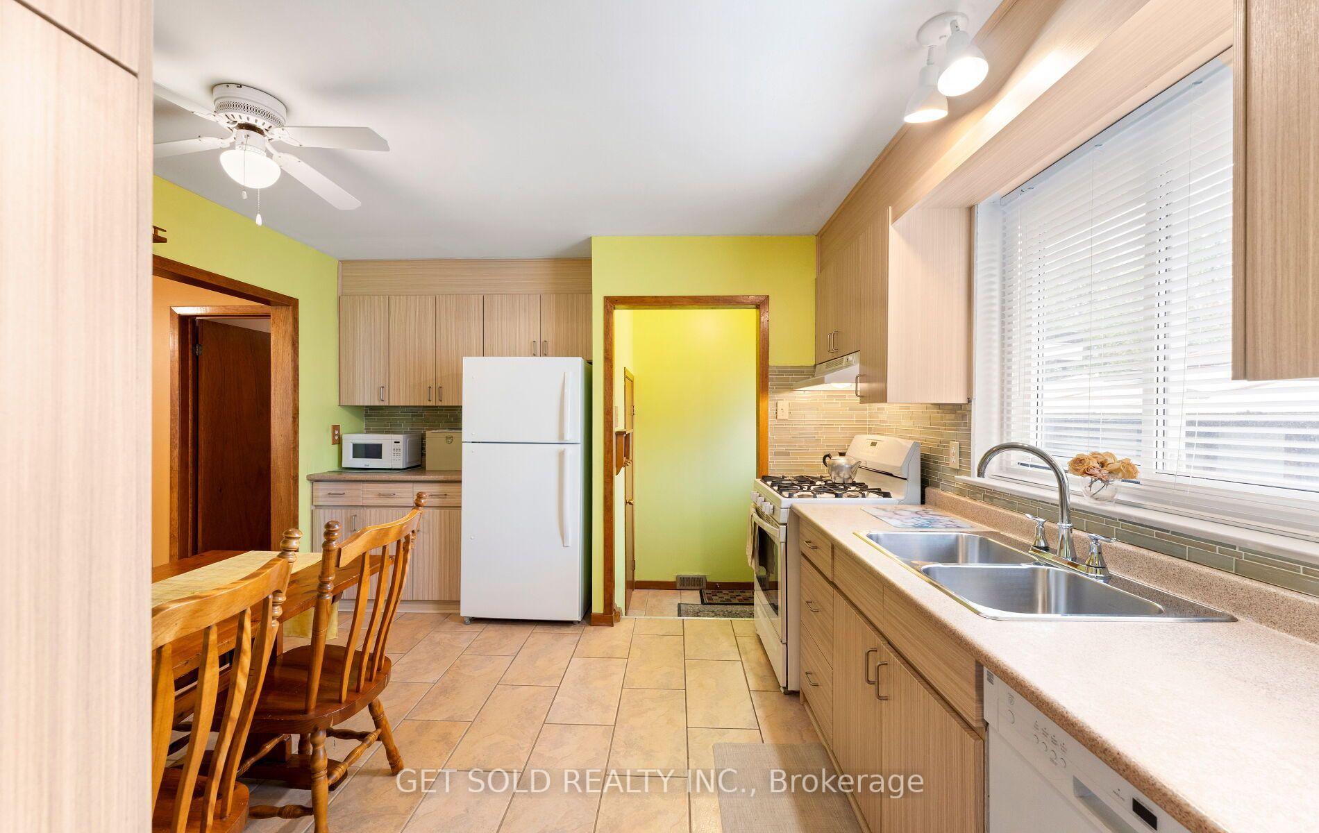 Photo 12 of 22 Almayo Crescent, Etobicoke, West Humber-Clairville — HOMEH