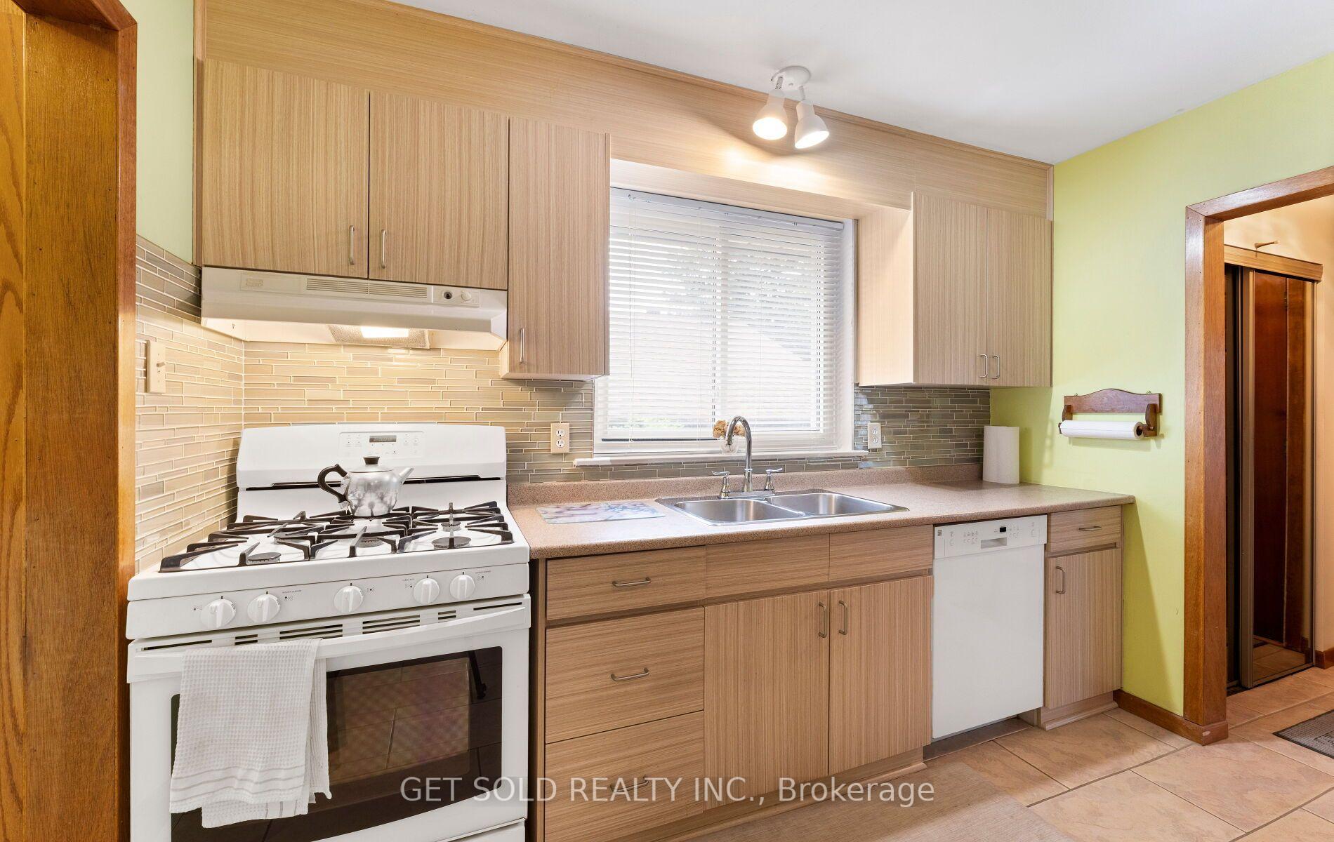 Photo 13 of 22 Almayo Crescent, Etobicoke, West Humber-Clairville — HOMEH