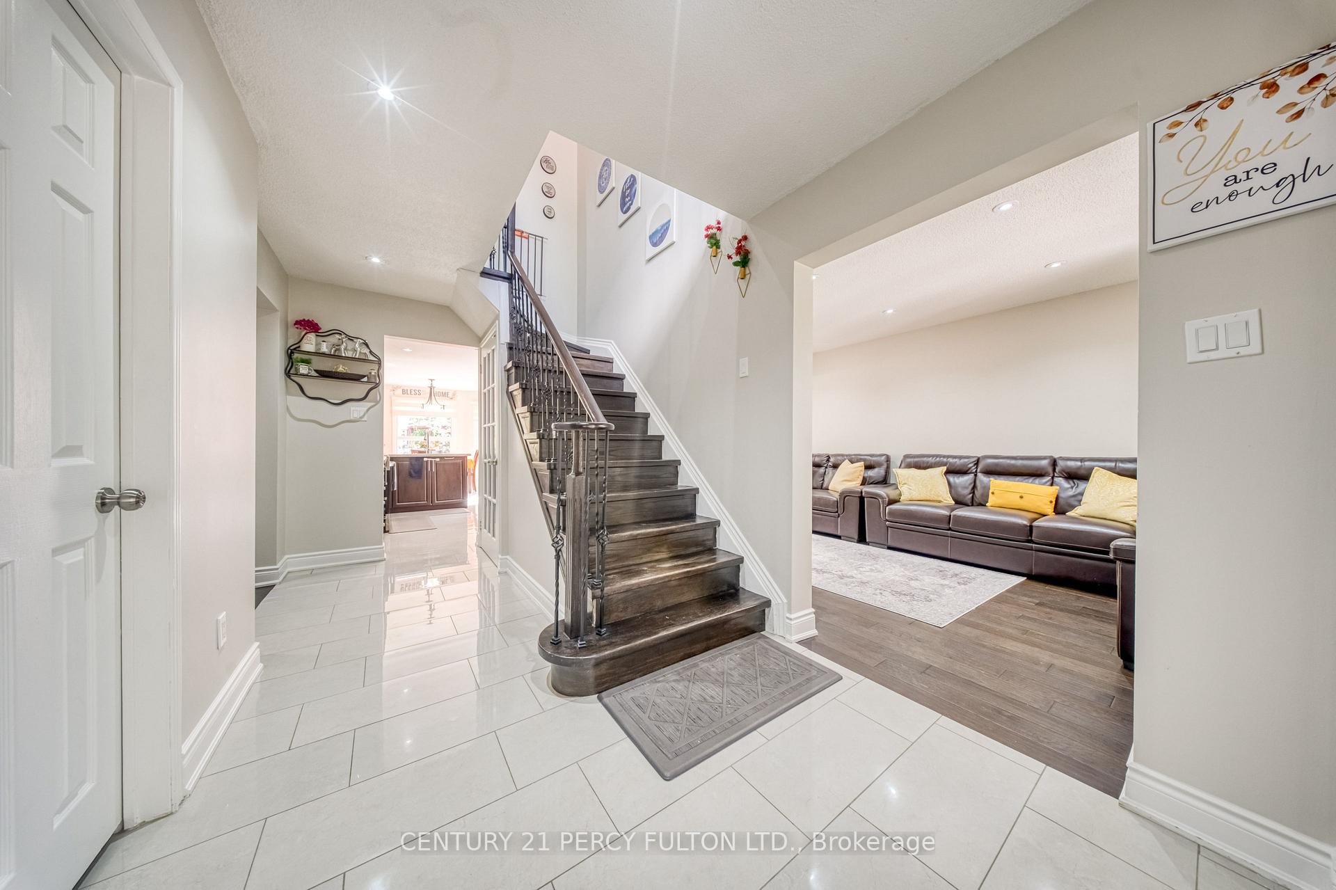 Photo 4 of 46 Hearne Crescent, Ajax, Central — HOMEH