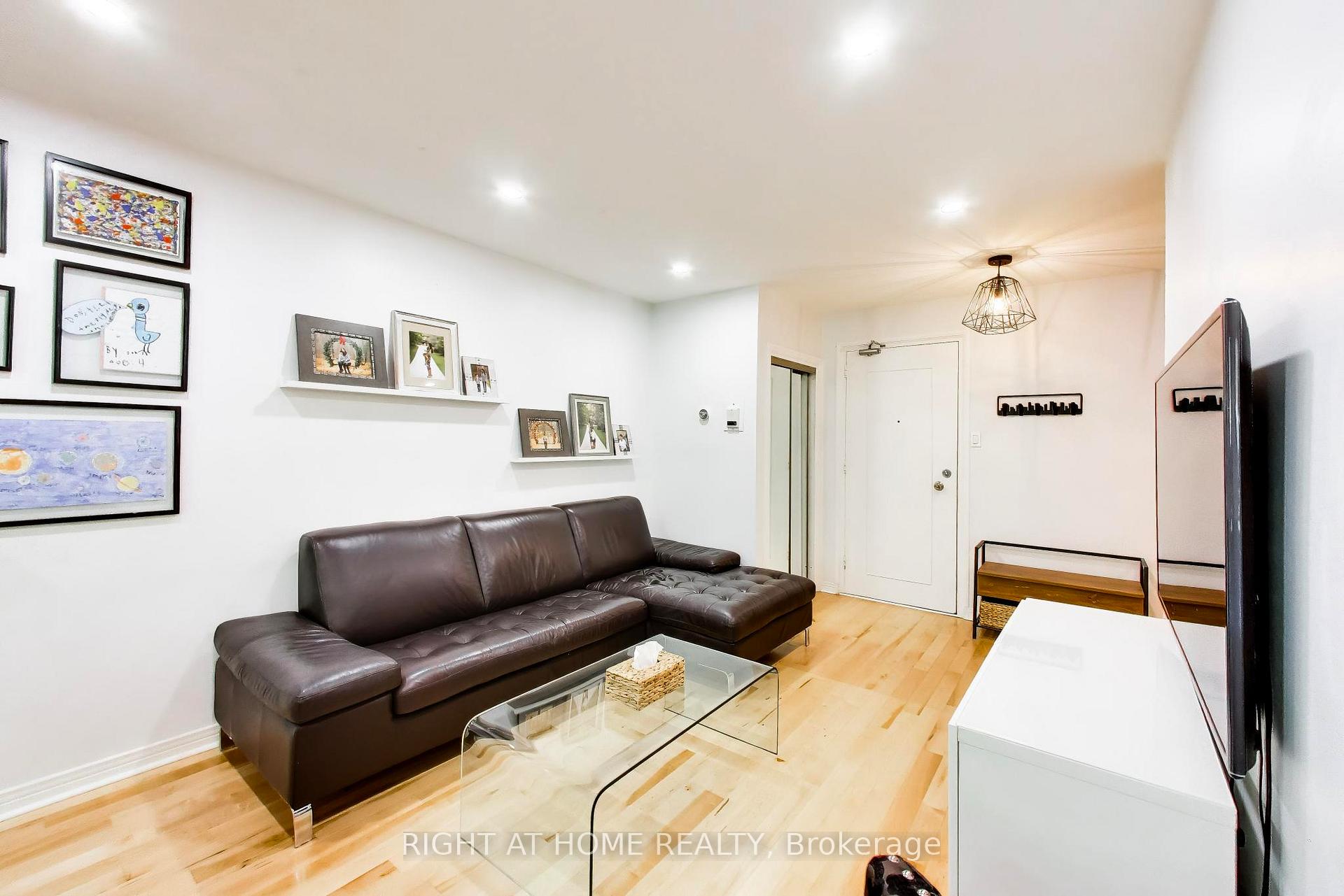Photo 2 of Unit 3, 46 Three Valleys Drive, North York, Parkwoods-Donalda — HOMEH
