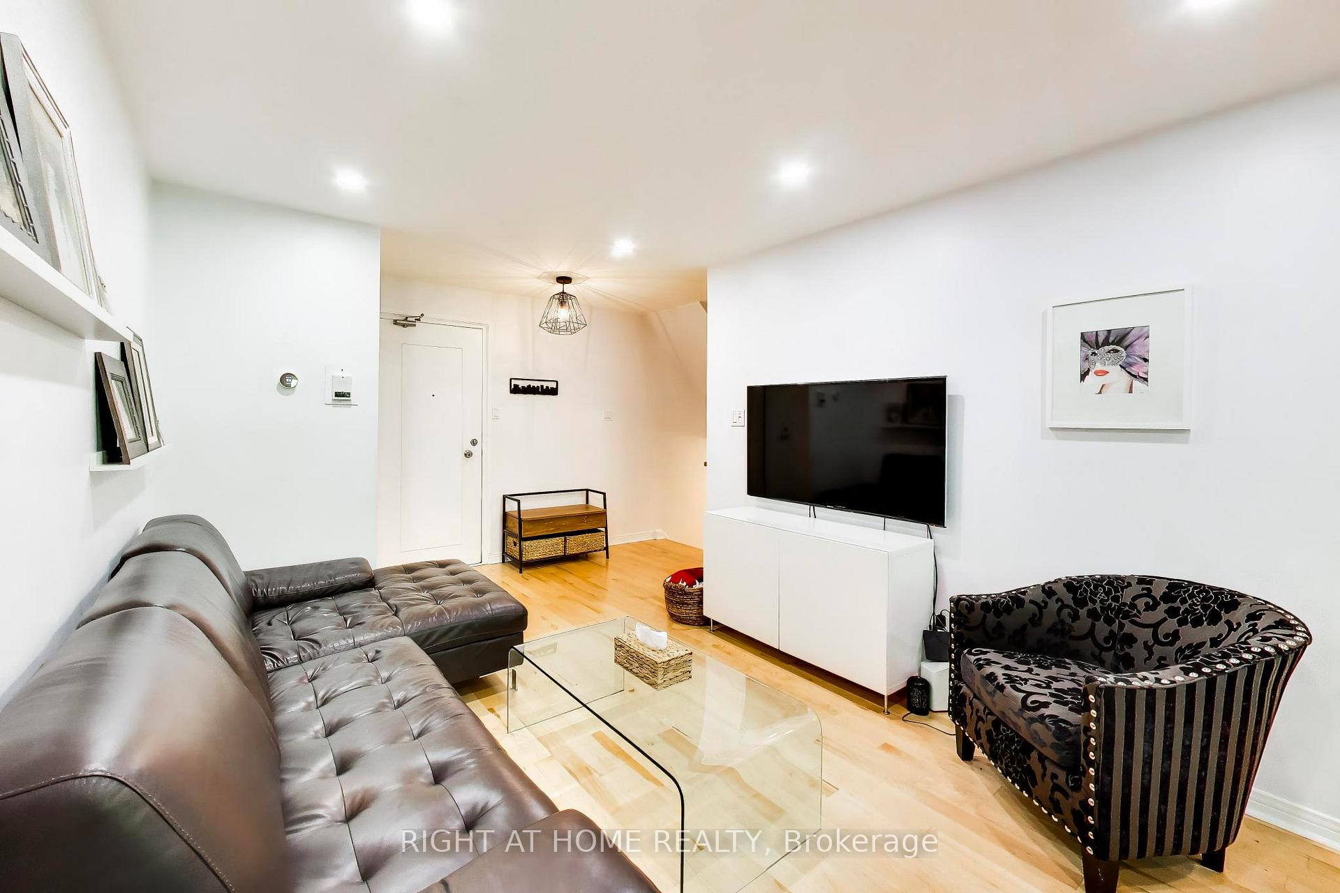 Photo 3 of Unit 3, 46 Three Valleys Drive, North York, Parkwoods-Donalda — HOMEH