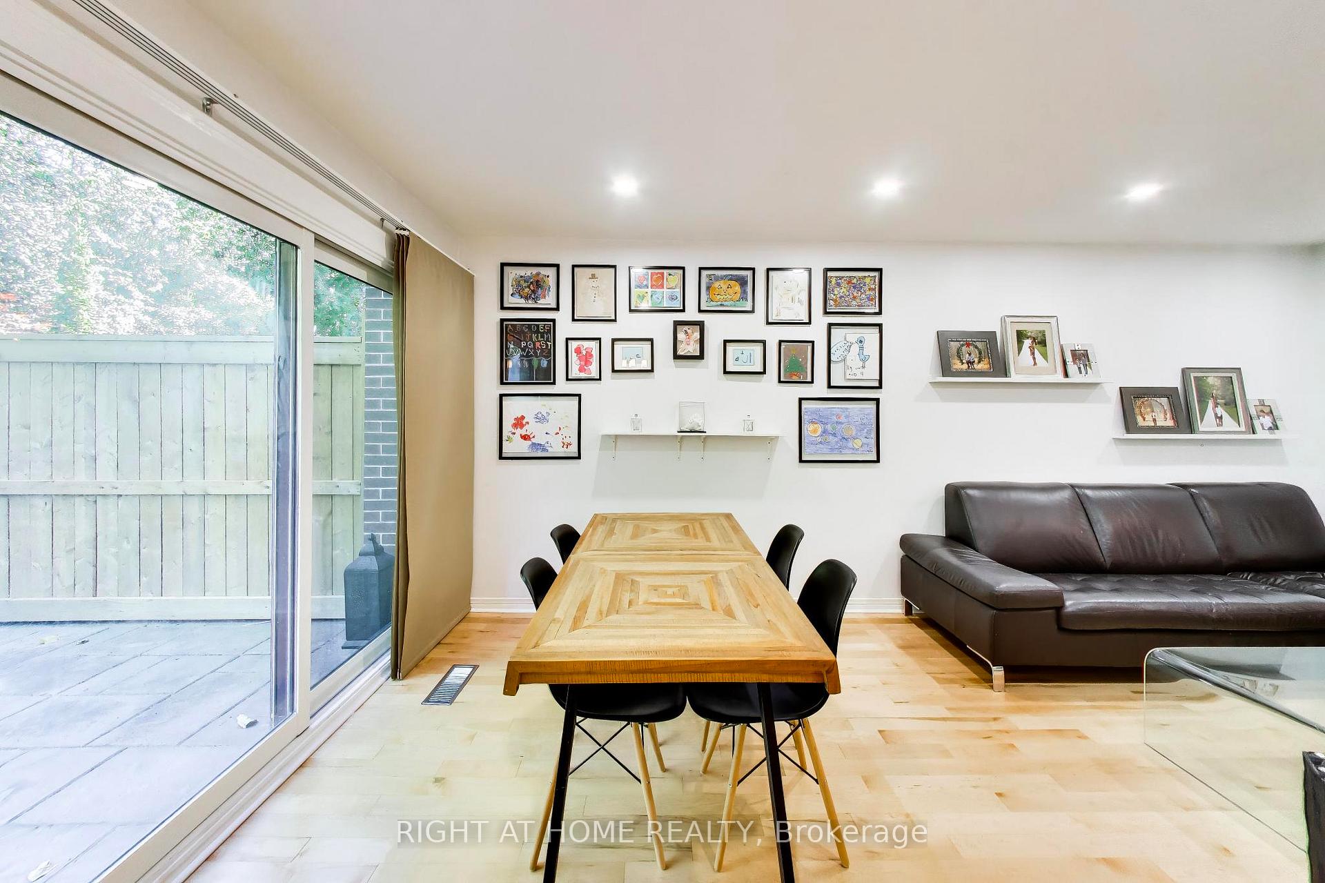 Photo 4 of Unit 3, 46 Three Valleys Drive, North York, Parkwoods-Donalda — HOMEH
