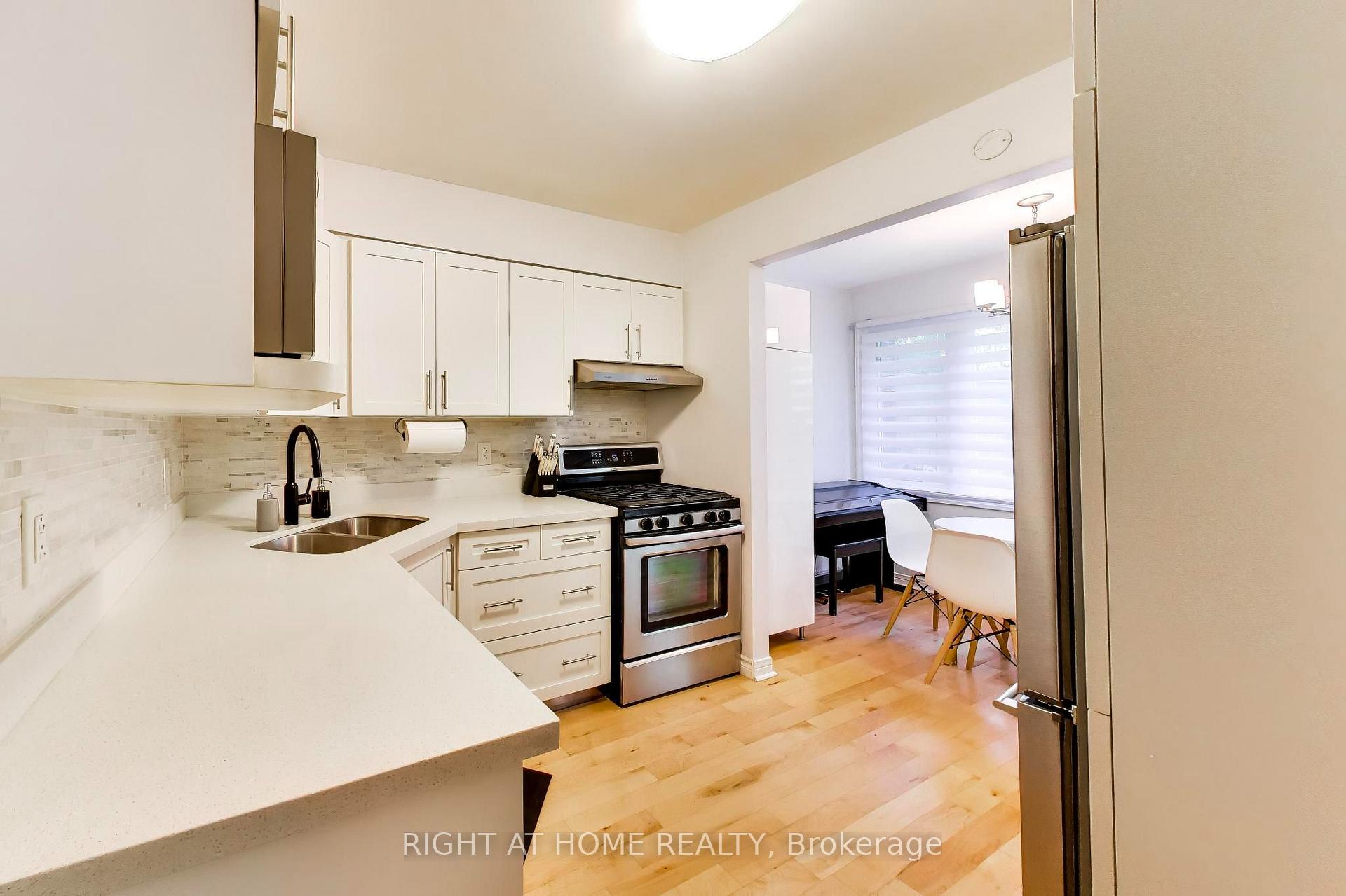 Photo 7 of Unit 3, 46 Three Valleys Drive, North York, Parkwoods-Donalda — HOMEH