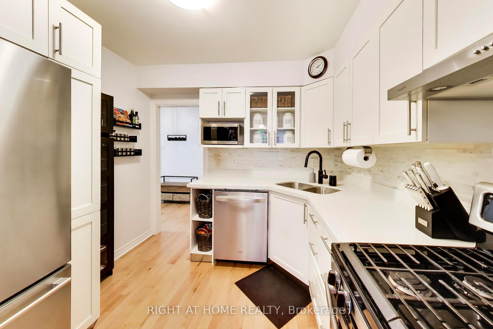 Photo 9 of Unit 3, 46 Three Valleys Drive, North York, Parkwoods-Donalda — HOMEH