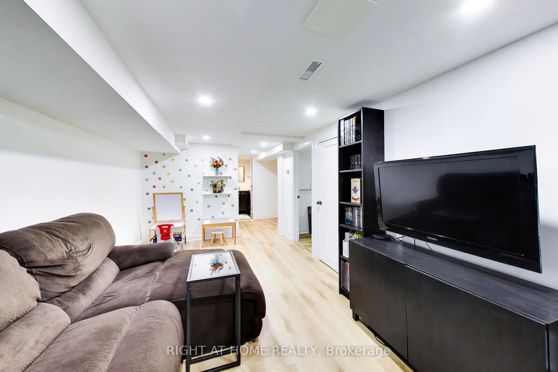 Photo 24 of Unit 3, 46 Three Valleys Drive, North York, Parkwoods-Donalda — HOMEH