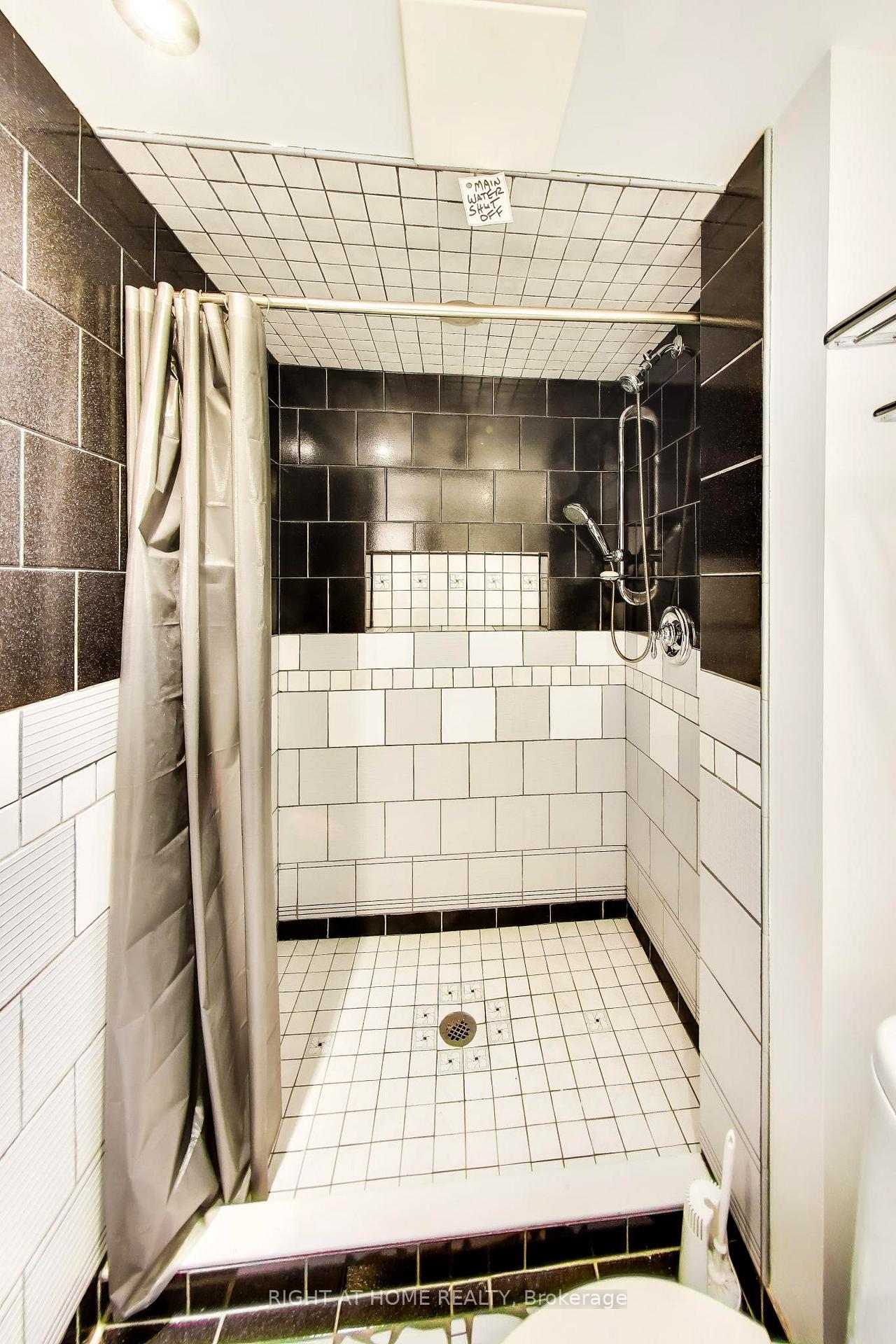 Photo 29 of Unit 3, 46 Three Valleys Drive, North York, Parkwoods-Donalda — HOMEH