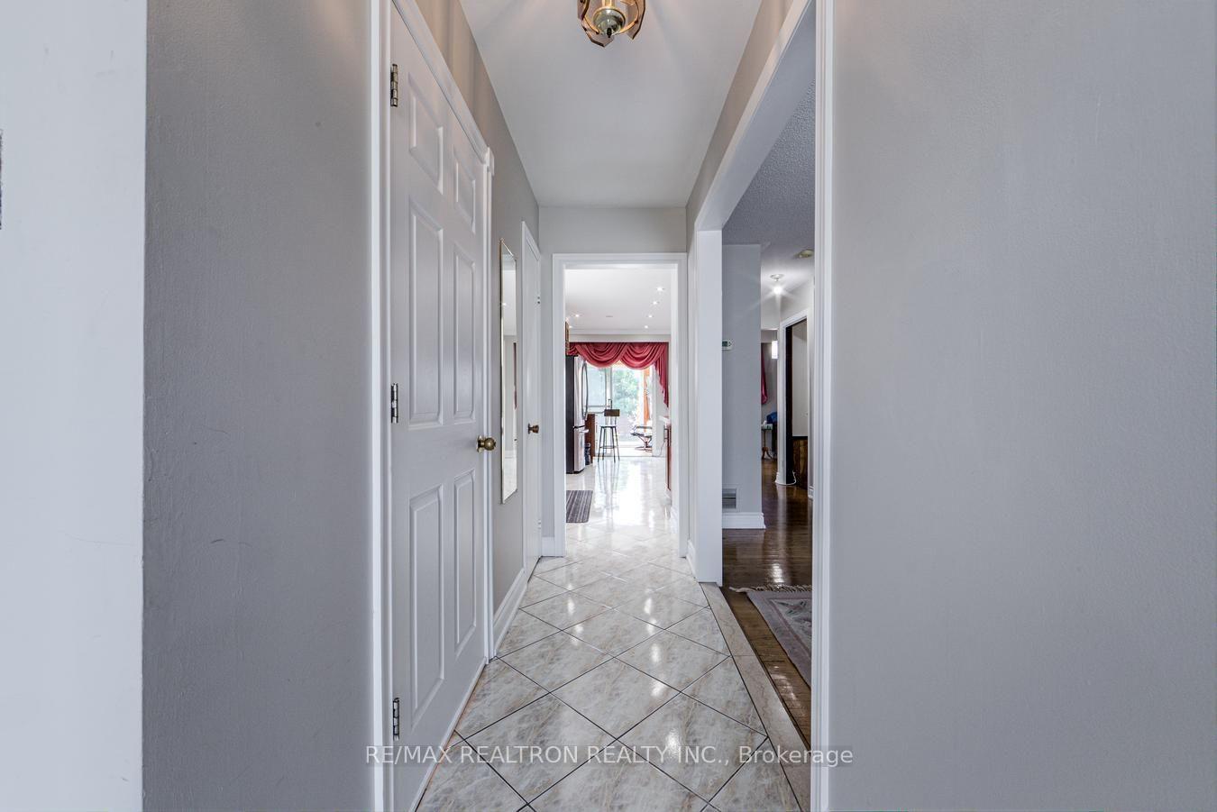 Photo 5 of 7384 Sills Road, Mississauga, Malton — HOMEH