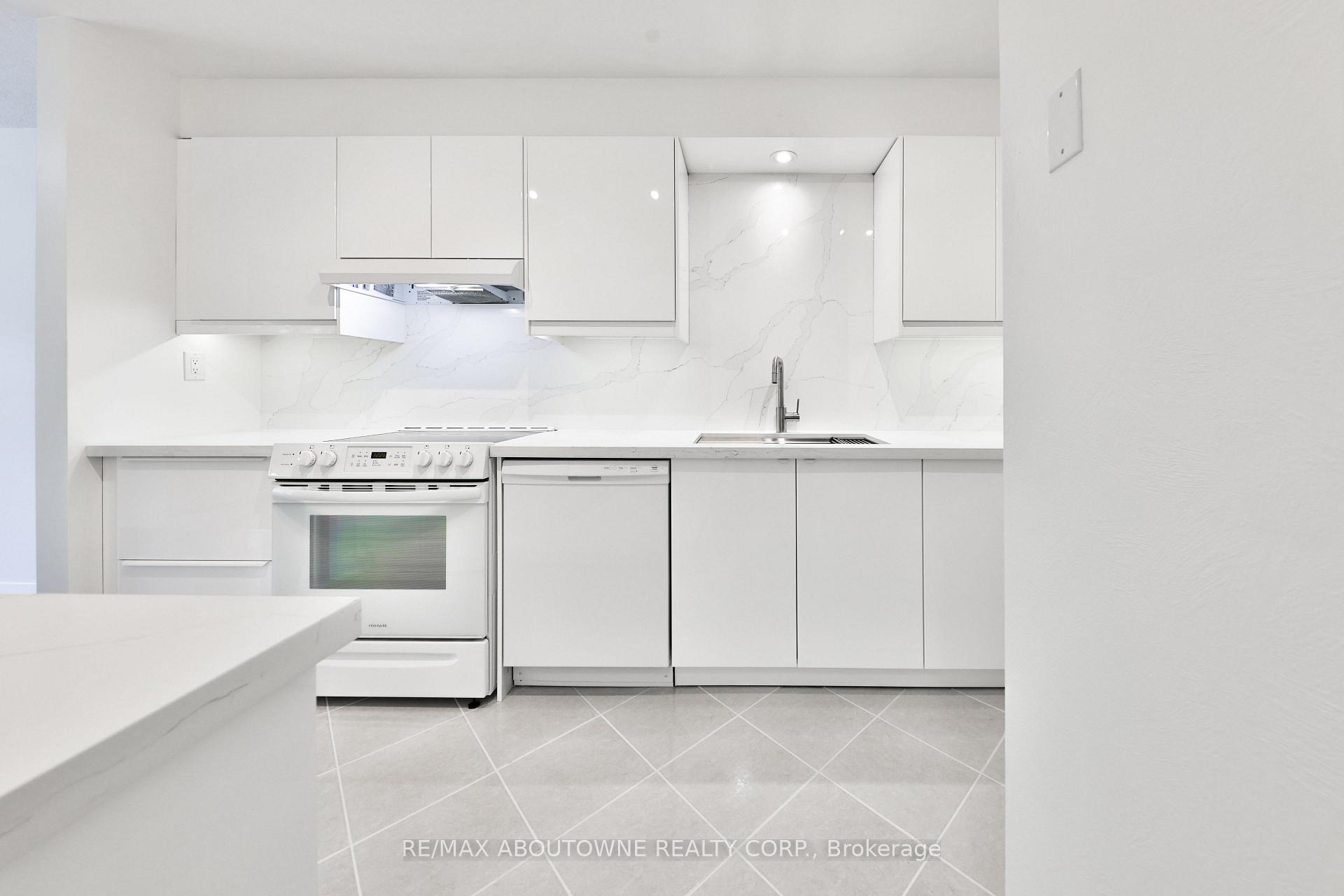 Photo 5 of Unit 2, 4635 Regents Terrace, Mississauga, Hurontario — HOMEH