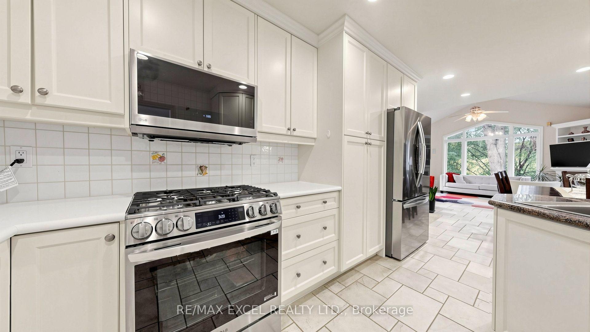 Photo 17 of 131 Burbank Drive, North York, Bayview Village — HOMEH