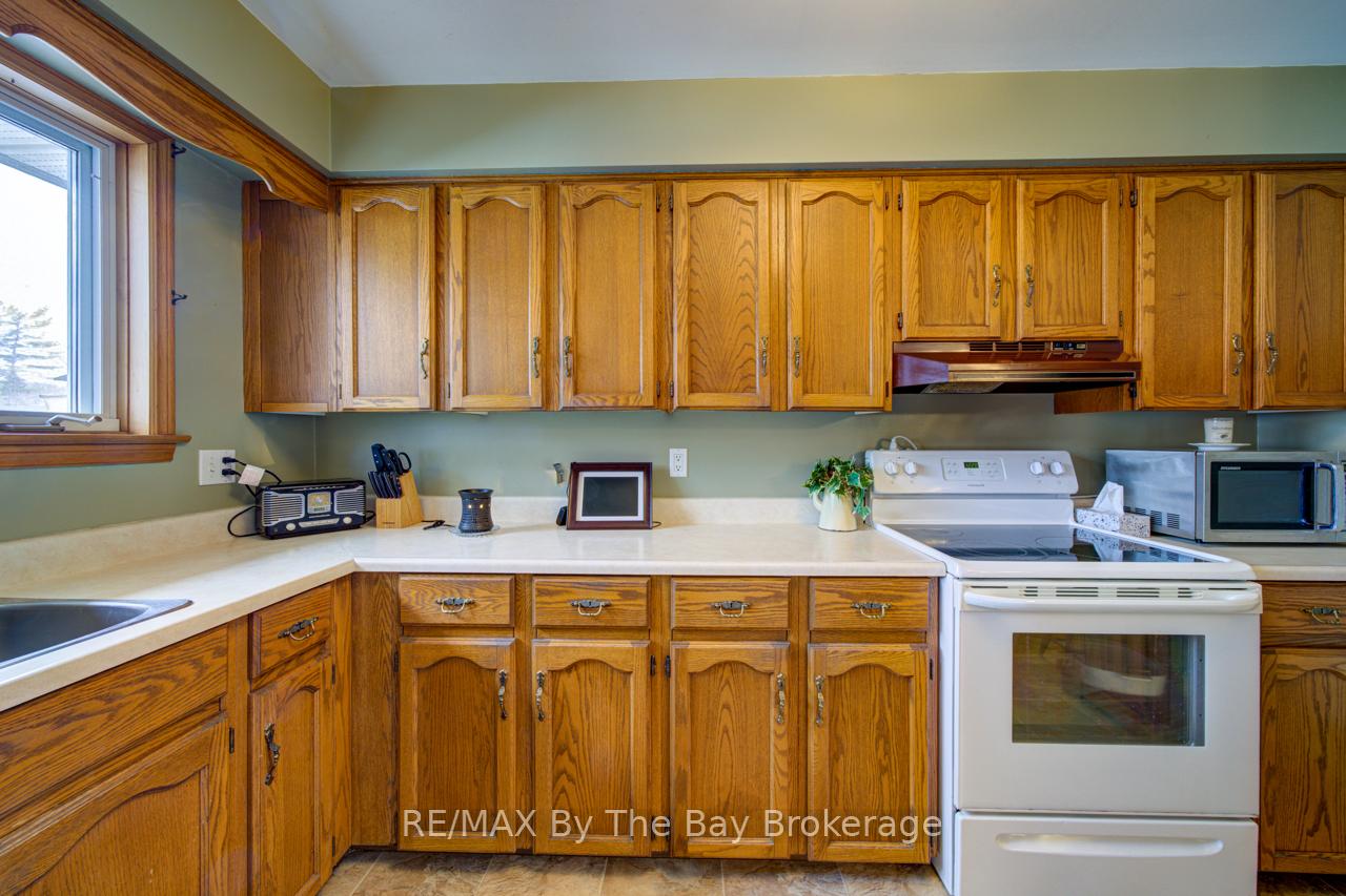 Photo 8 of 229 Datas Drive E, Clearview, Stayner — HOMEH