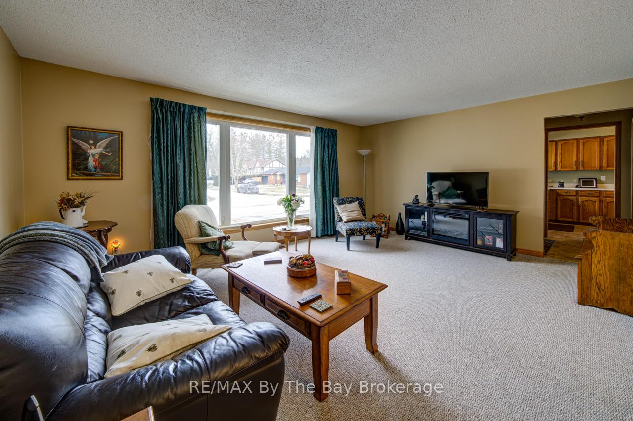 Photo 17 of 229 Datas Drive E, Clearview, Stayner — HOMEH