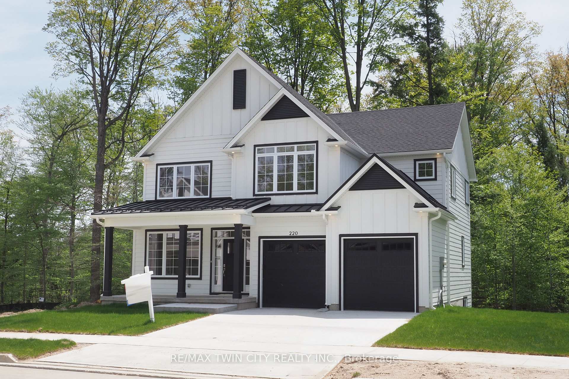 Photo 2 of 220 Jeffrey Place, Kitchener, Country Hills East — HOMEH