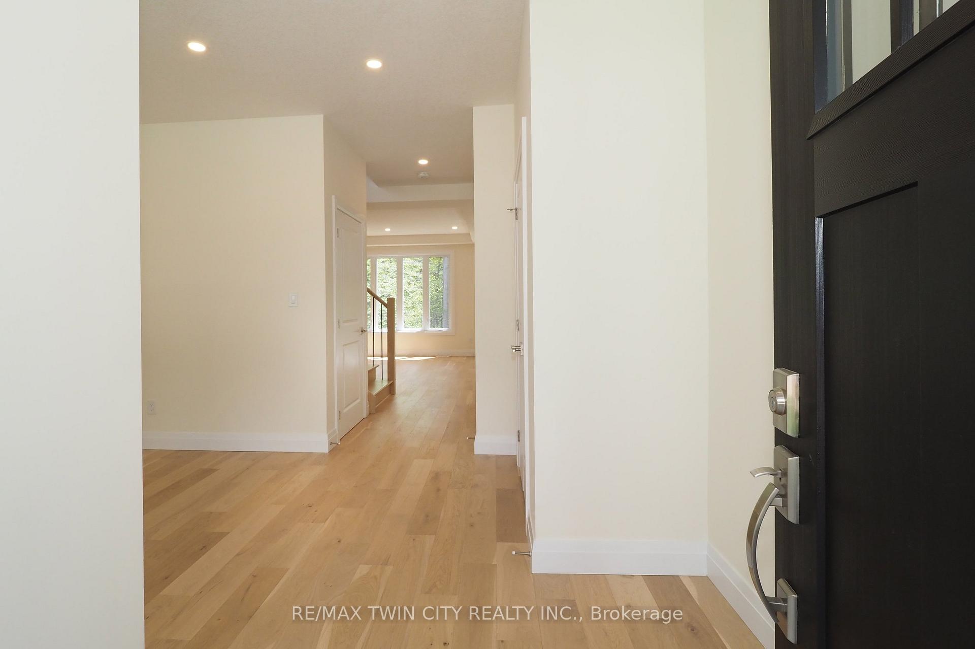 Photo 4 of 220 Jeffrey Place, Kitchener, Country Hills East — HOMEH