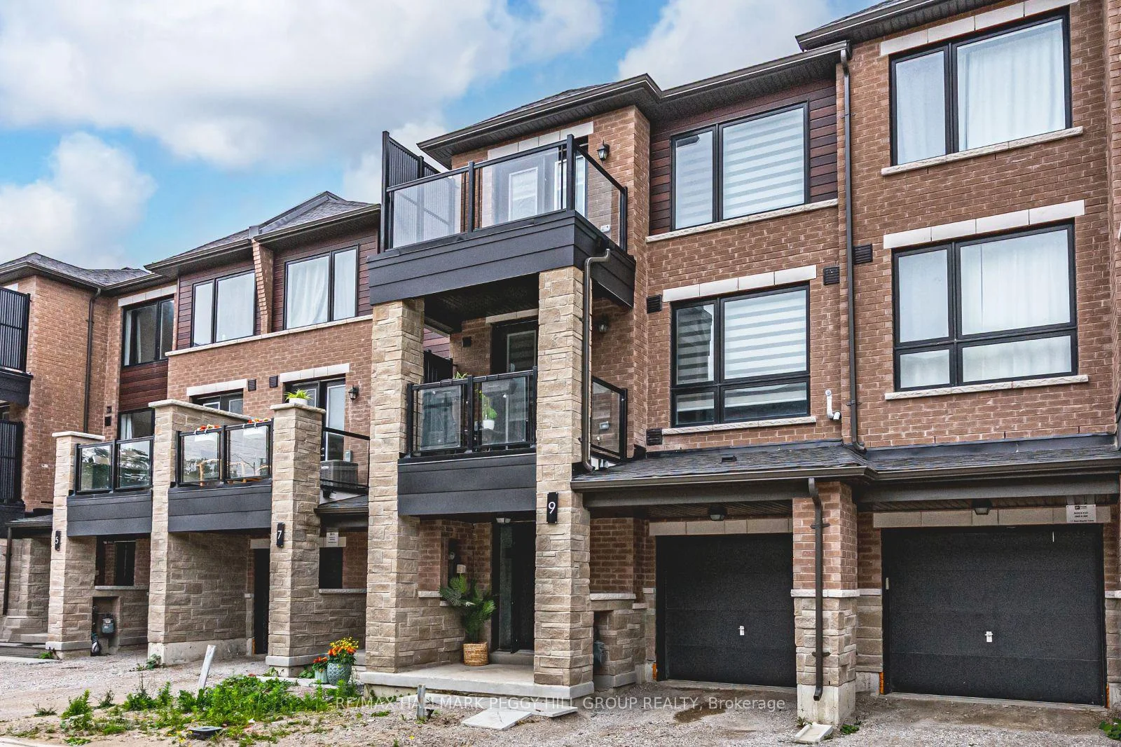 Photo 3 of 9 Red Maple Lane, Barrie, Innis-Shore — HOMEH