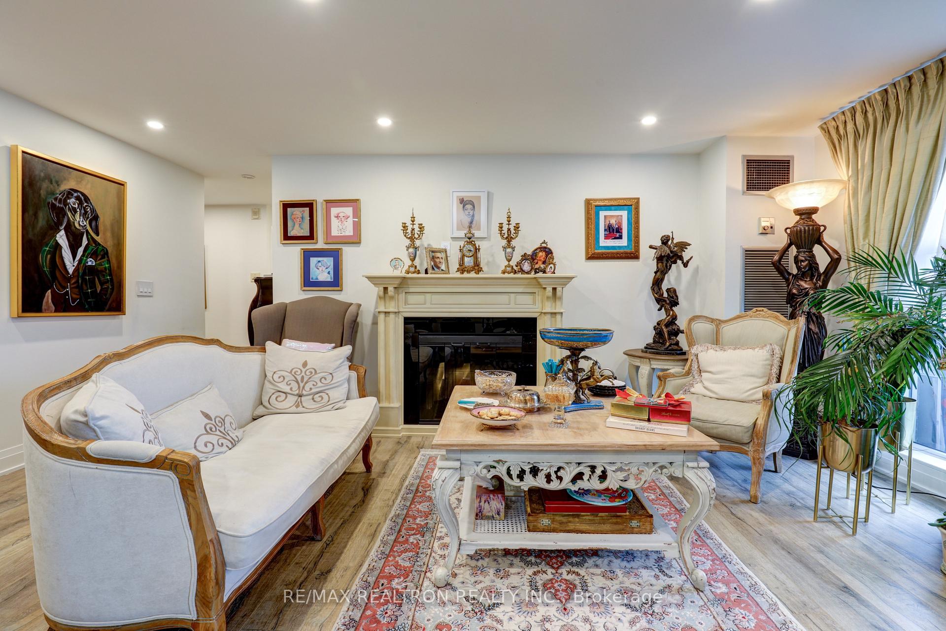 Photo 7 of Unit 709, 60 Inverlochy Boulevard, Markham, Royal Orchard — HOMEH
