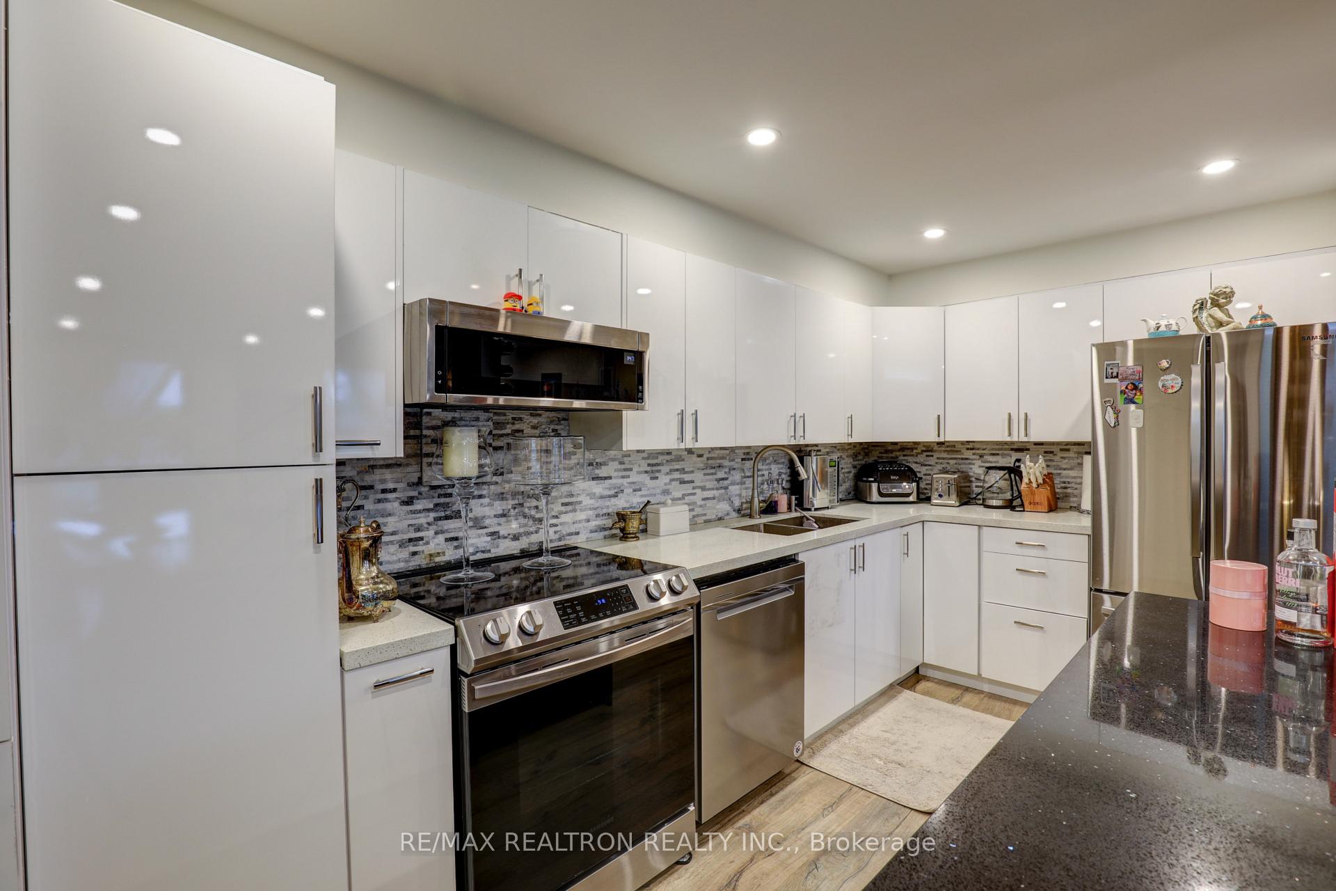 Photo 14 of Unit 709, 60 Inverlochy Boulevard, Markham, Royal Orchard — HOMEH