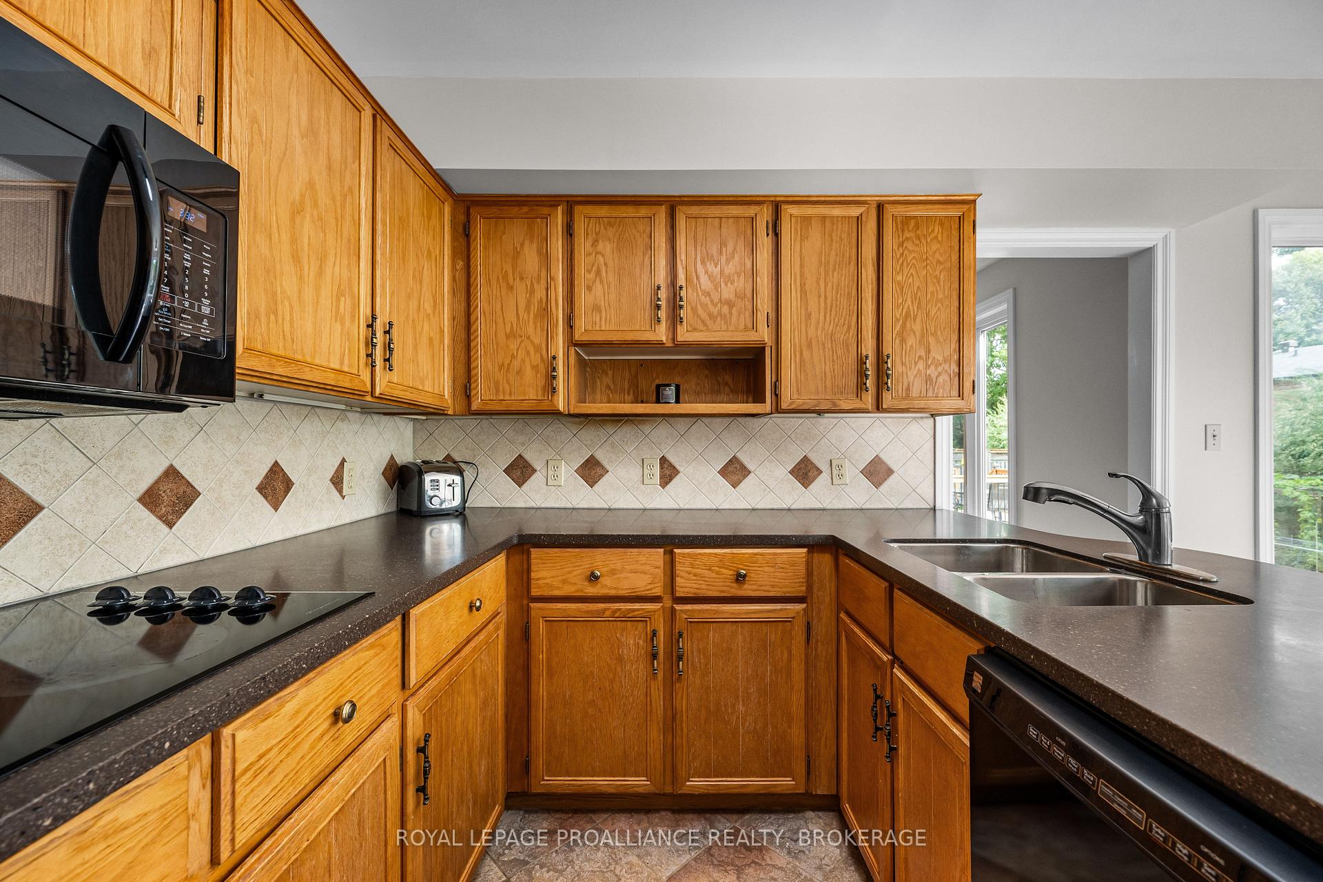 Photo 12 of 981 Edinborough Crescent, Kingston, North of Taylor-Kidd Blvd — HOMEH