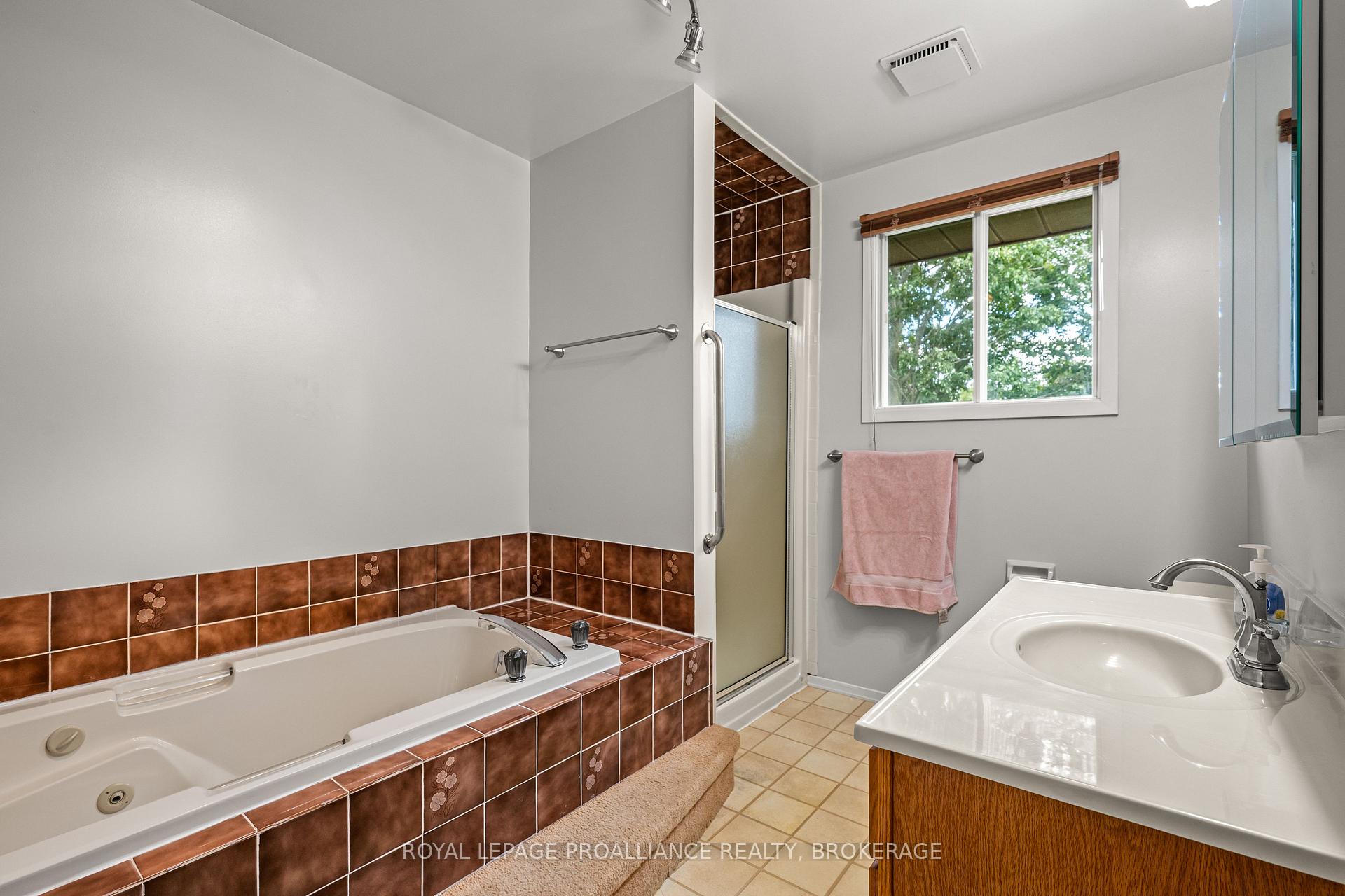 Photo 31 of 981 Edinborough Crescent, Kingston, North of Taylor-Kidd Blvd — HOMEH