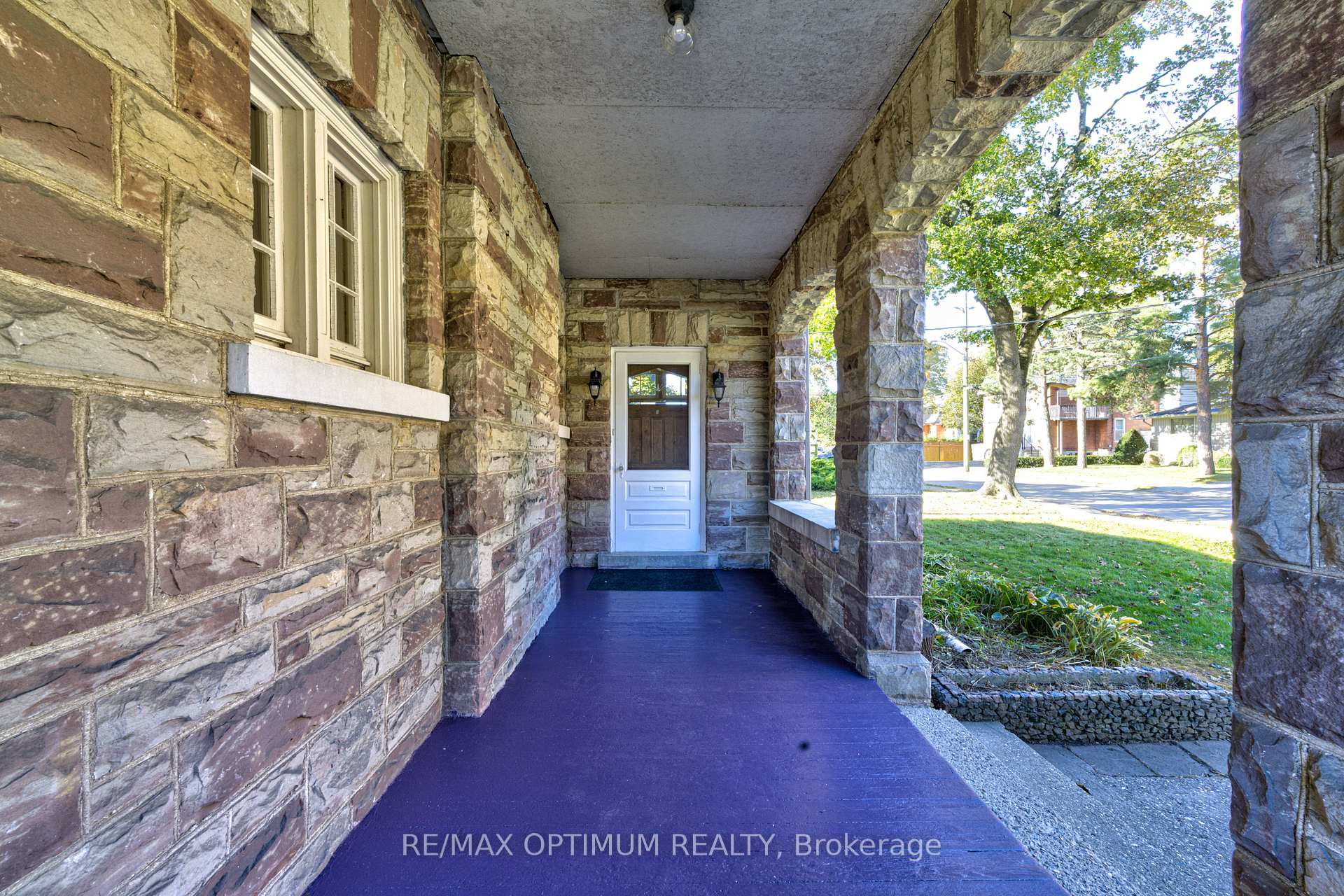 Photo 8 of 916 Queenston Road, Cambridge, Preston South — HOMEH
