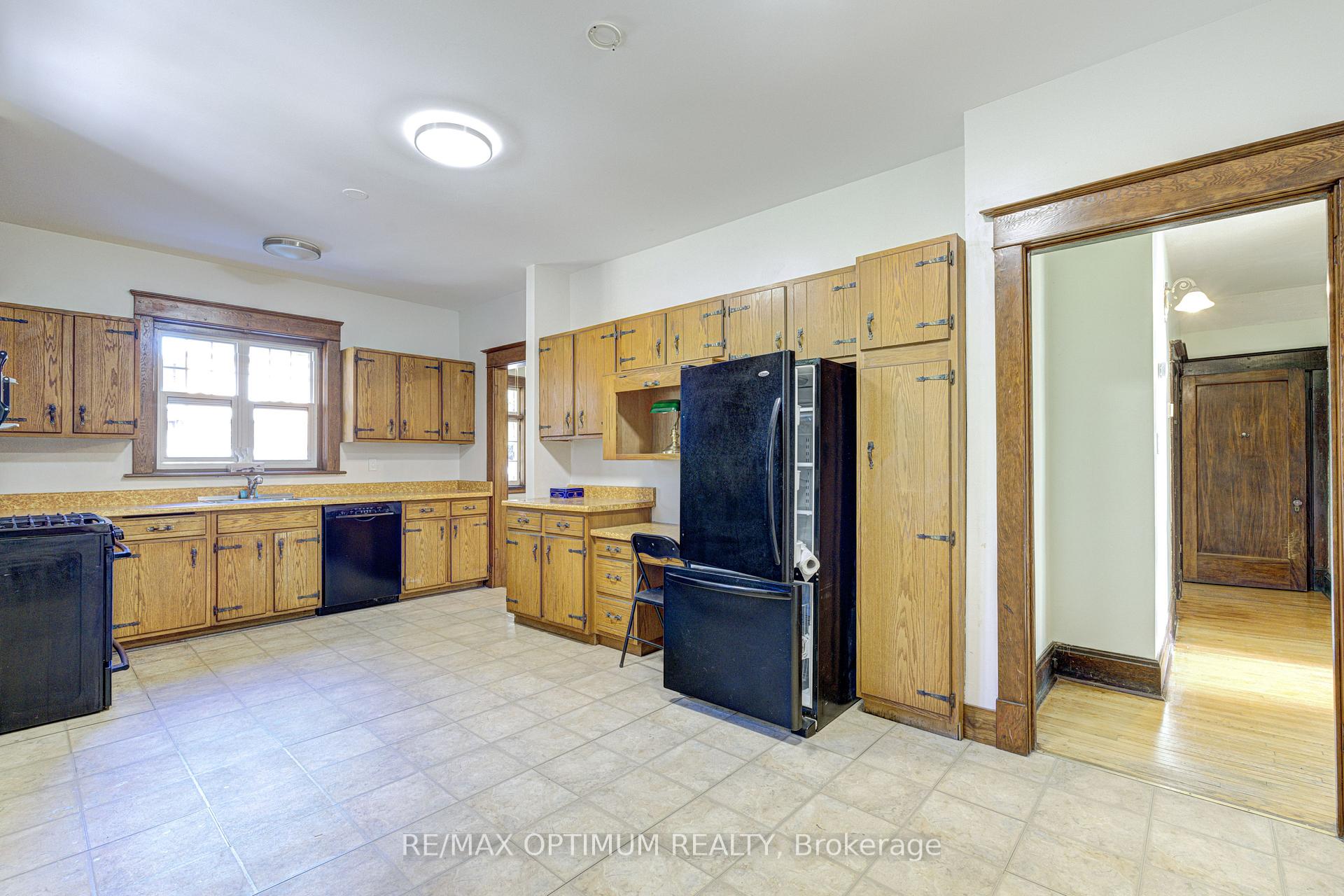 Photo 17 of 916 Queenston Road, Cambridge, Preston South — HOMEH