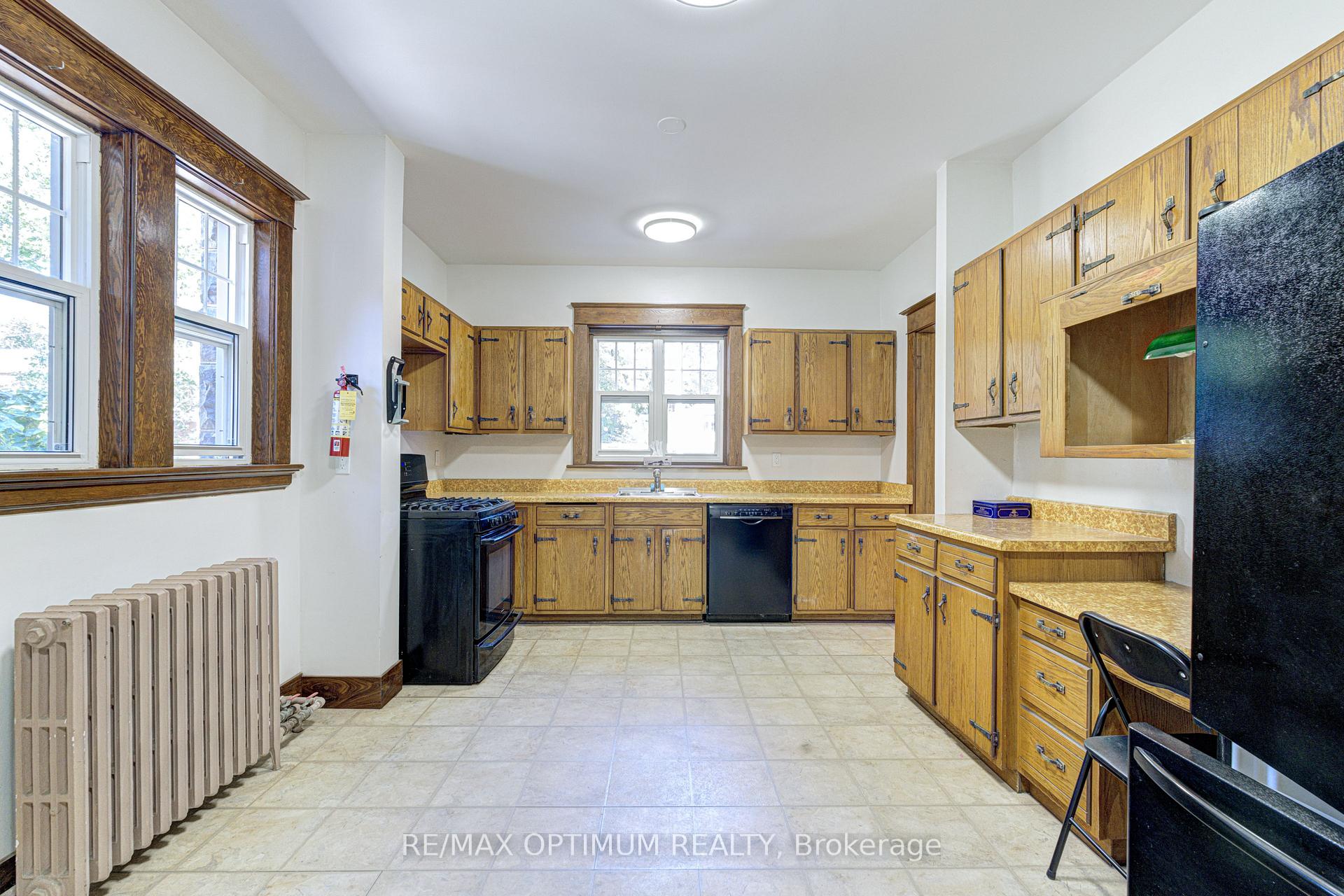Photo 18 of 916 Queenston Road, Cambridge, Preston South — HOMEH