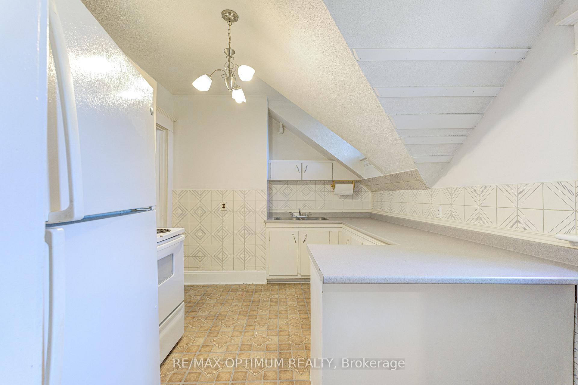 Photo 24 of 916 Queenston Road, Cambridge, Preston South — HOMEH