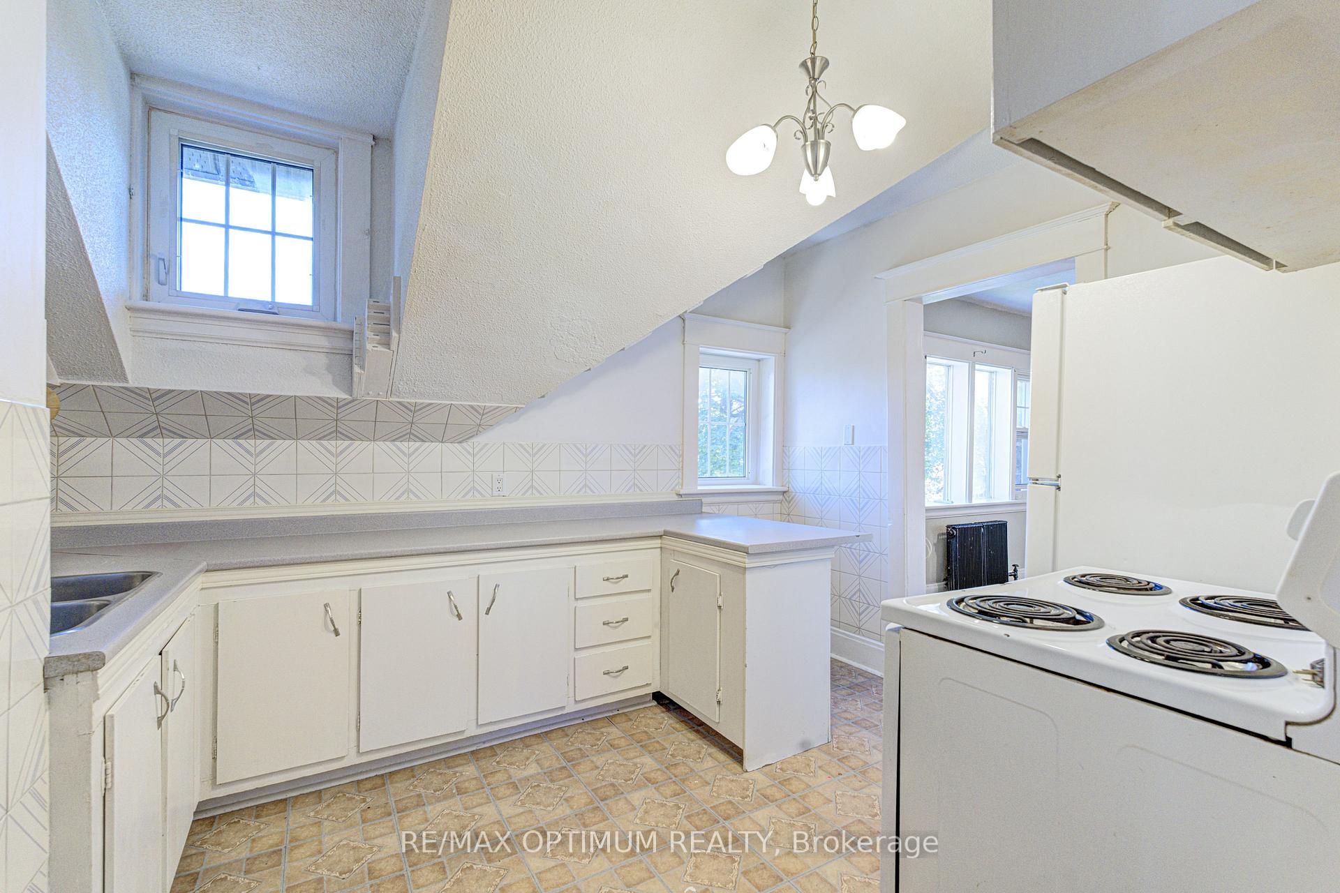 Photo 25 of 916 Queenston Road, Cambridge, Preston South — HOMEH